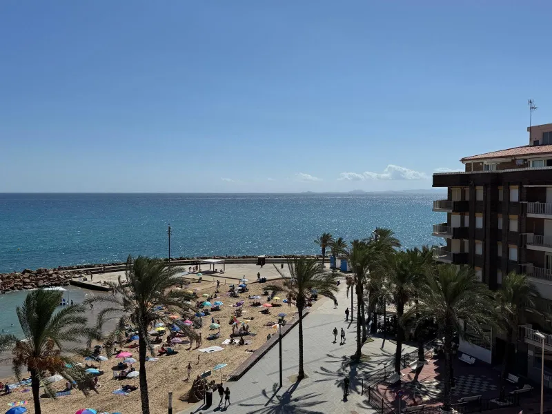 APARTAMENTO TOTALMENTE REFORMADO A 20 METROS DE PLAYA CON 100 M2 DE SUPERFICIE. 3 DORM. 1 BAÑOS.