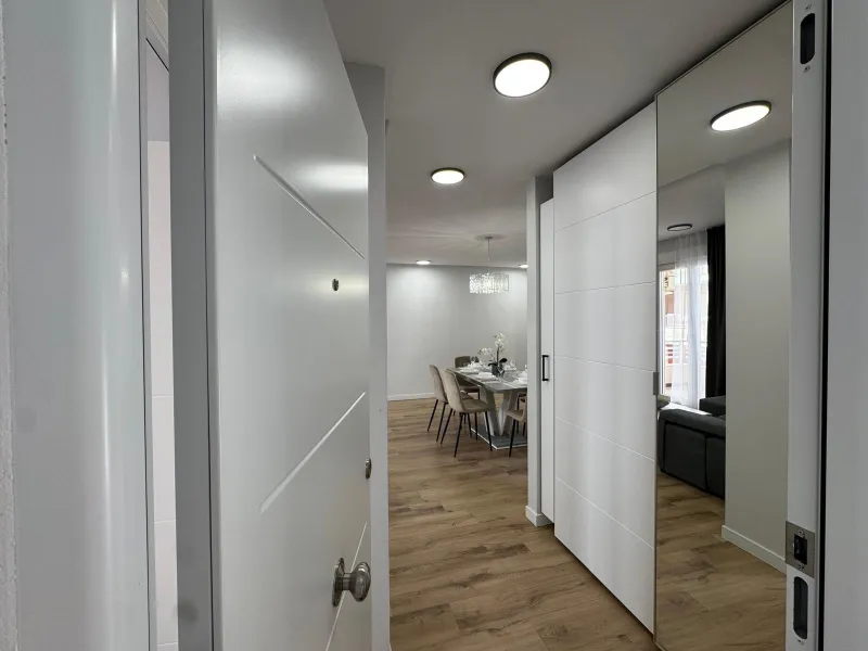 APARTAMENTO TOTALMENTE REFORMADO A 20 METROS DE PLAYA CON 100 M2 DE SUPERFICIE. 3 DORM. 1 BAÑOS.