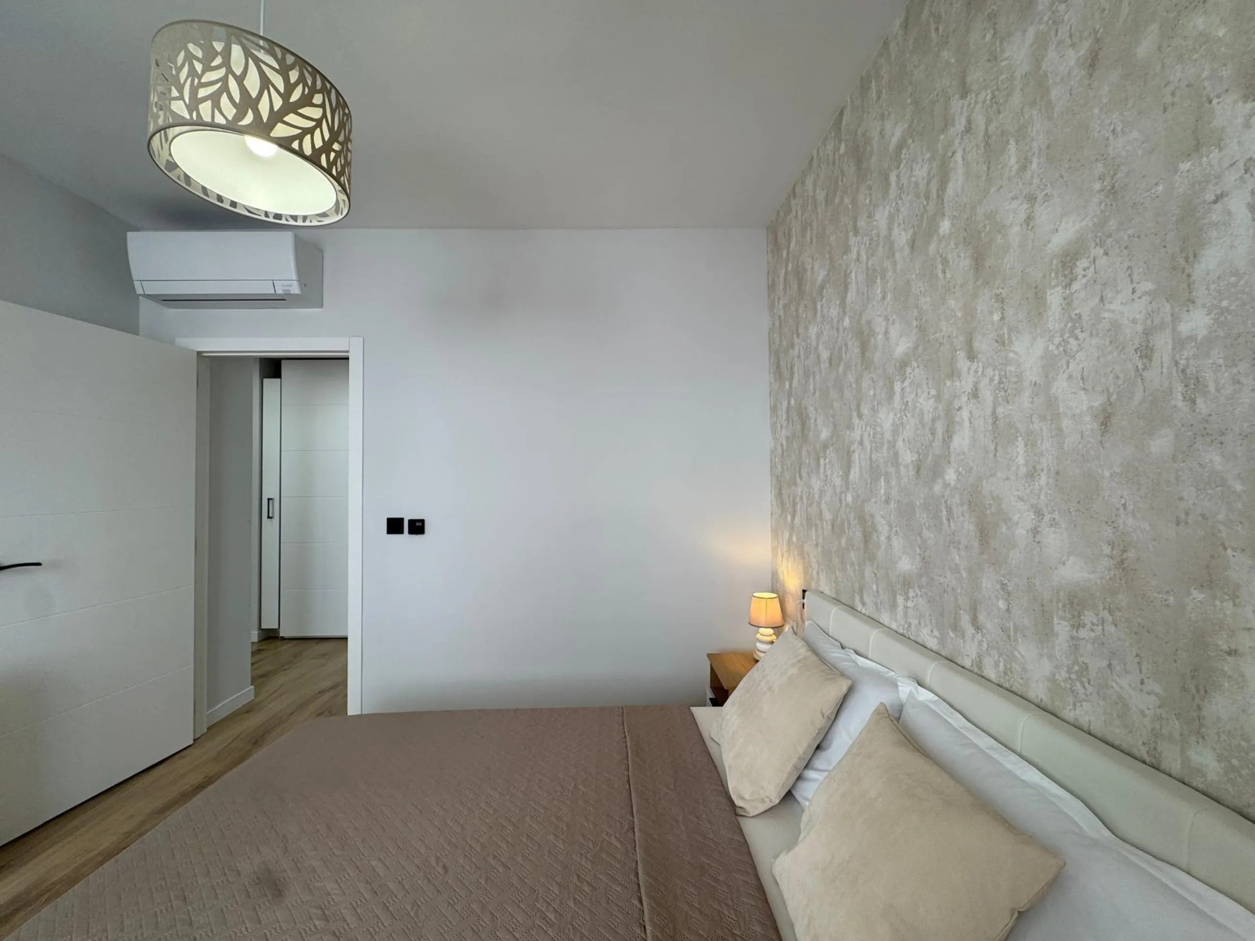 APARTAMENTO TOTALMENTE REFORMADO A 20 METROS DE PLAYA CON 100 M2 DE SUPERFICIE. 3 DORM. 1 BAÑOS.