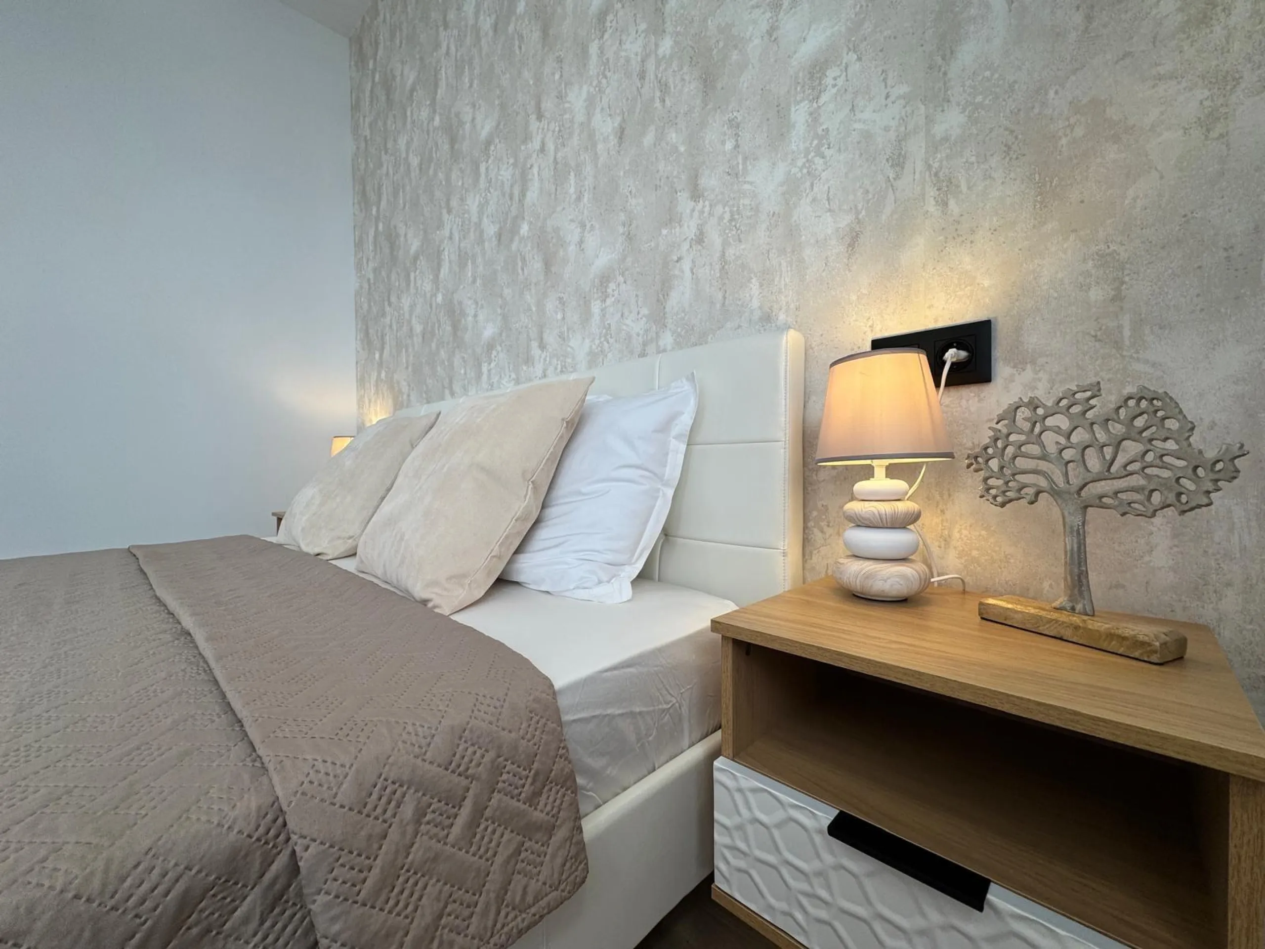APARTAMENTO TOTALMENTE REFORMADO A 20 METROS DE PLAYA CON 100 M2 DE SUPERFICIE. 3 DORM. 1 BAÑOS.