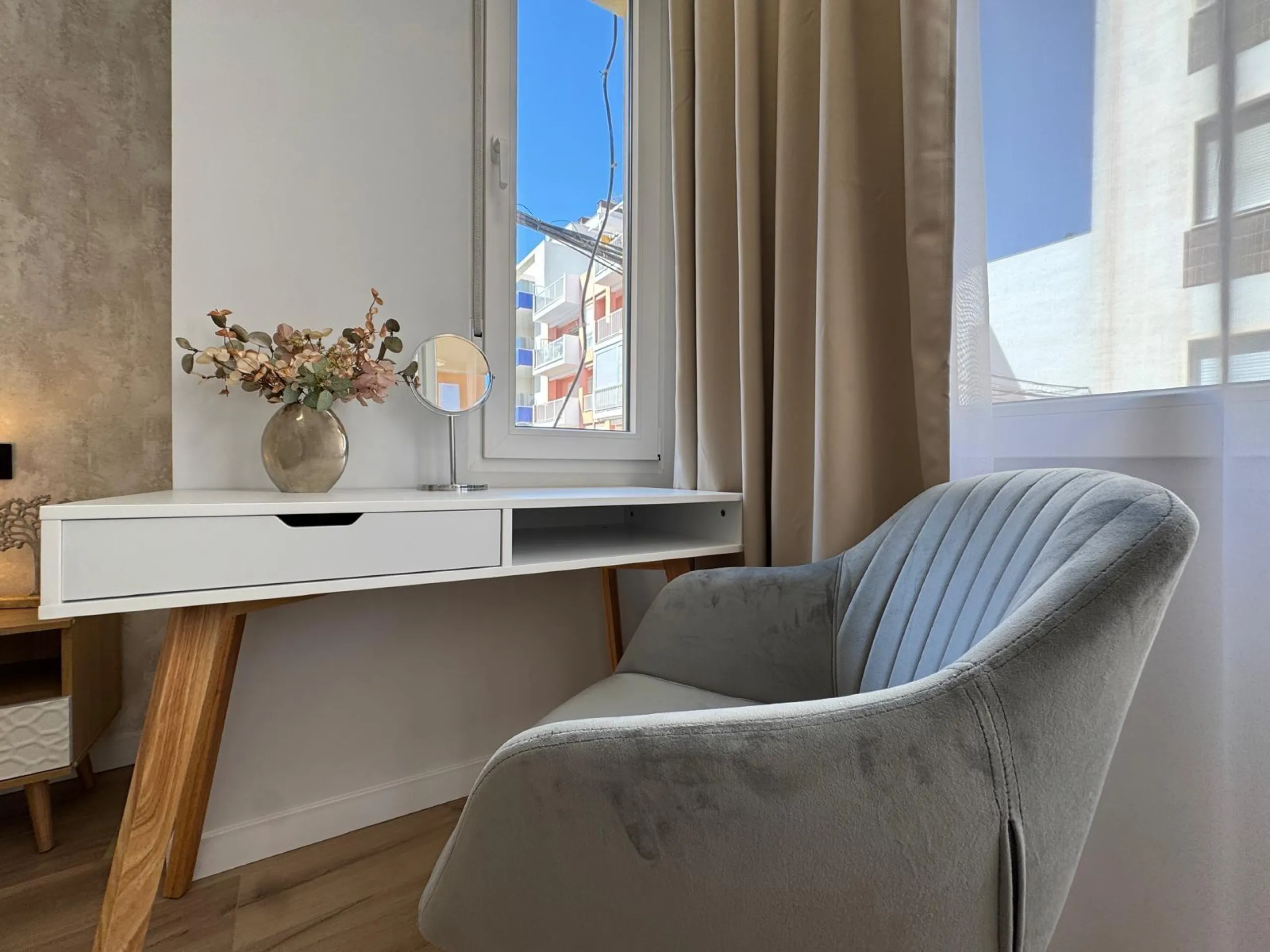 APARTAMENTO TOTALMENTE REFORMADO A 20 METROS DE PLAYA CON 100 M2 DE SUPERFICIE. 3 DORM. 1 BAÑOS.