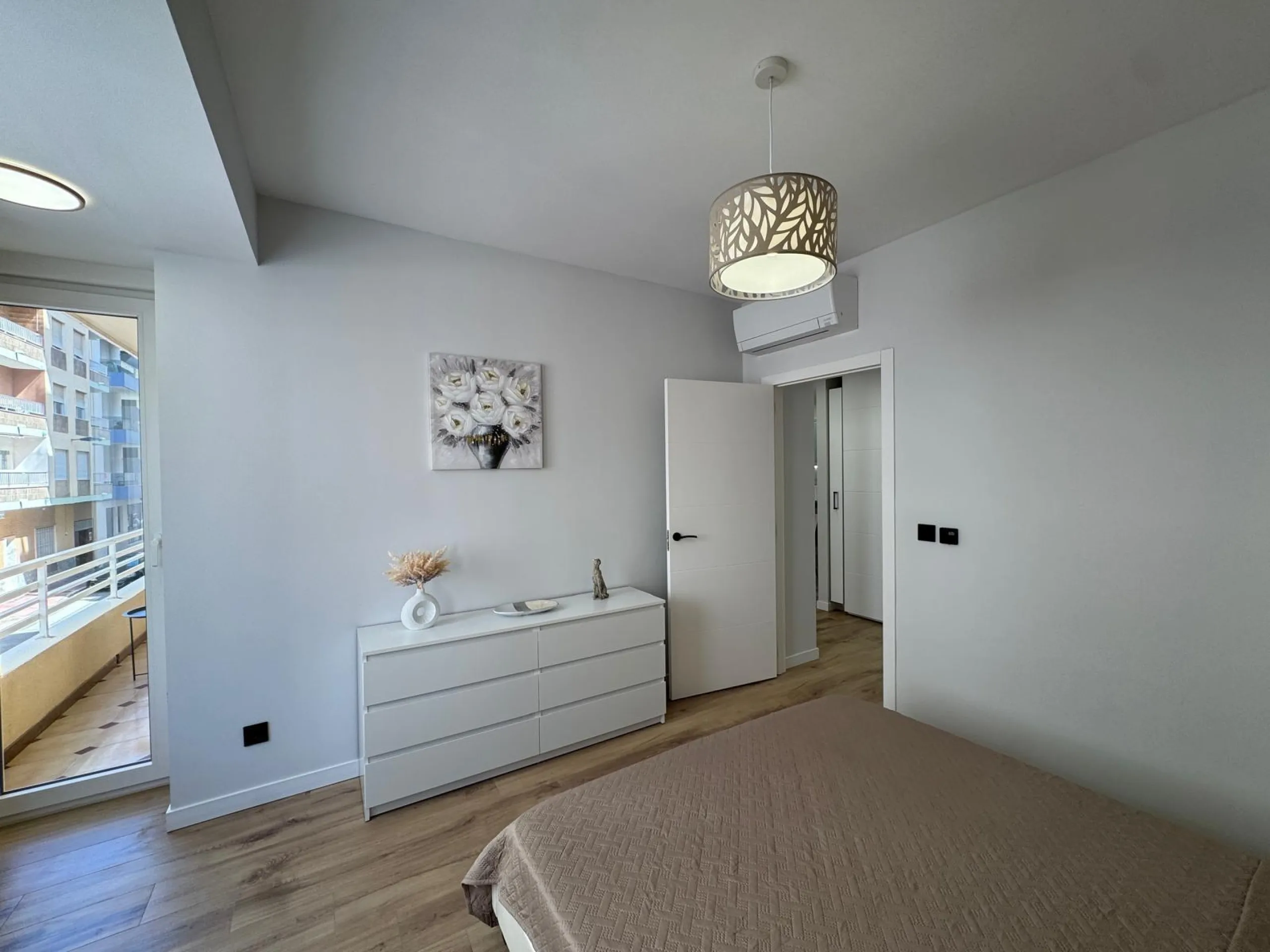 APARTAMENTO TOTALMENTE REFORMADO A 20 METROS DE PLAYA CON 100 M2 DE SUPERFICIE. 3 DORM. 1 BAÑOS.
