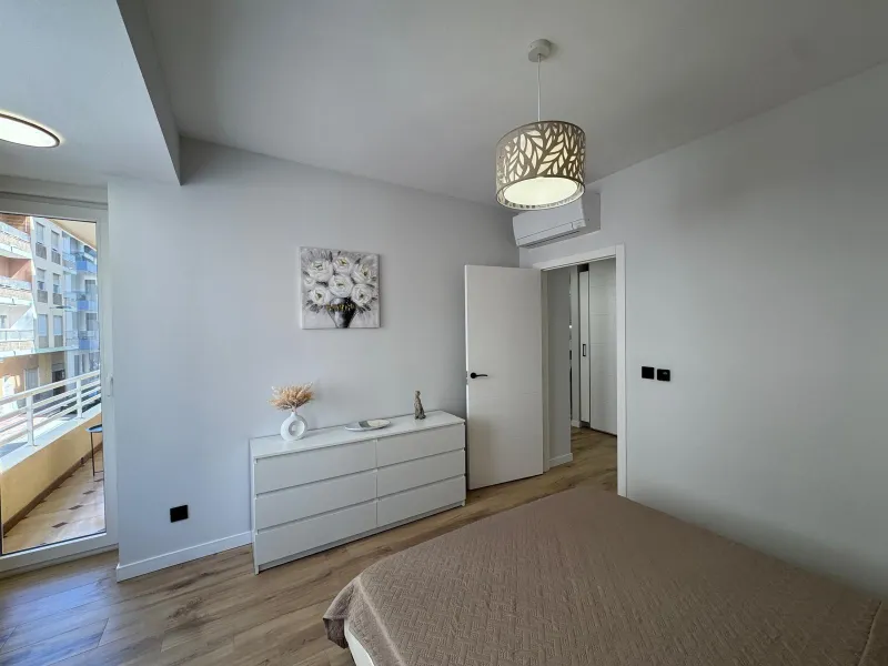 APARTAMENTO TOTALMENTE REFORMADO A 20 METROS DE PLAYA CON 100 M2 DE SUPERFICIE. 3 DORM. 1 BAÑOS.