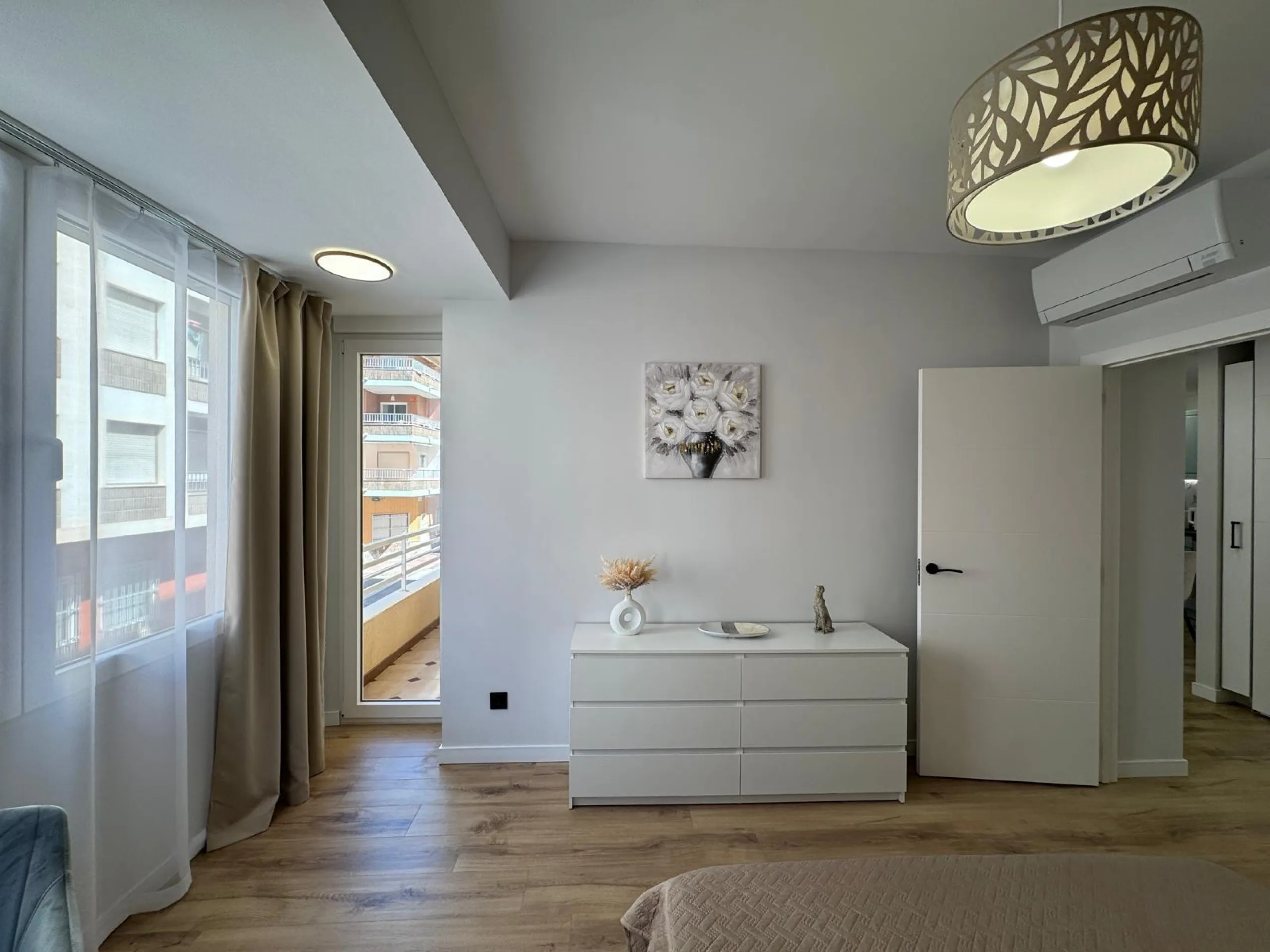 APARTAMENTO TOTALMENTE REFORMADO A 20 METROS DE PLAYA CON 100 M2 DE SUPERFICIE. 3 DORM. 1 BAÑOS.