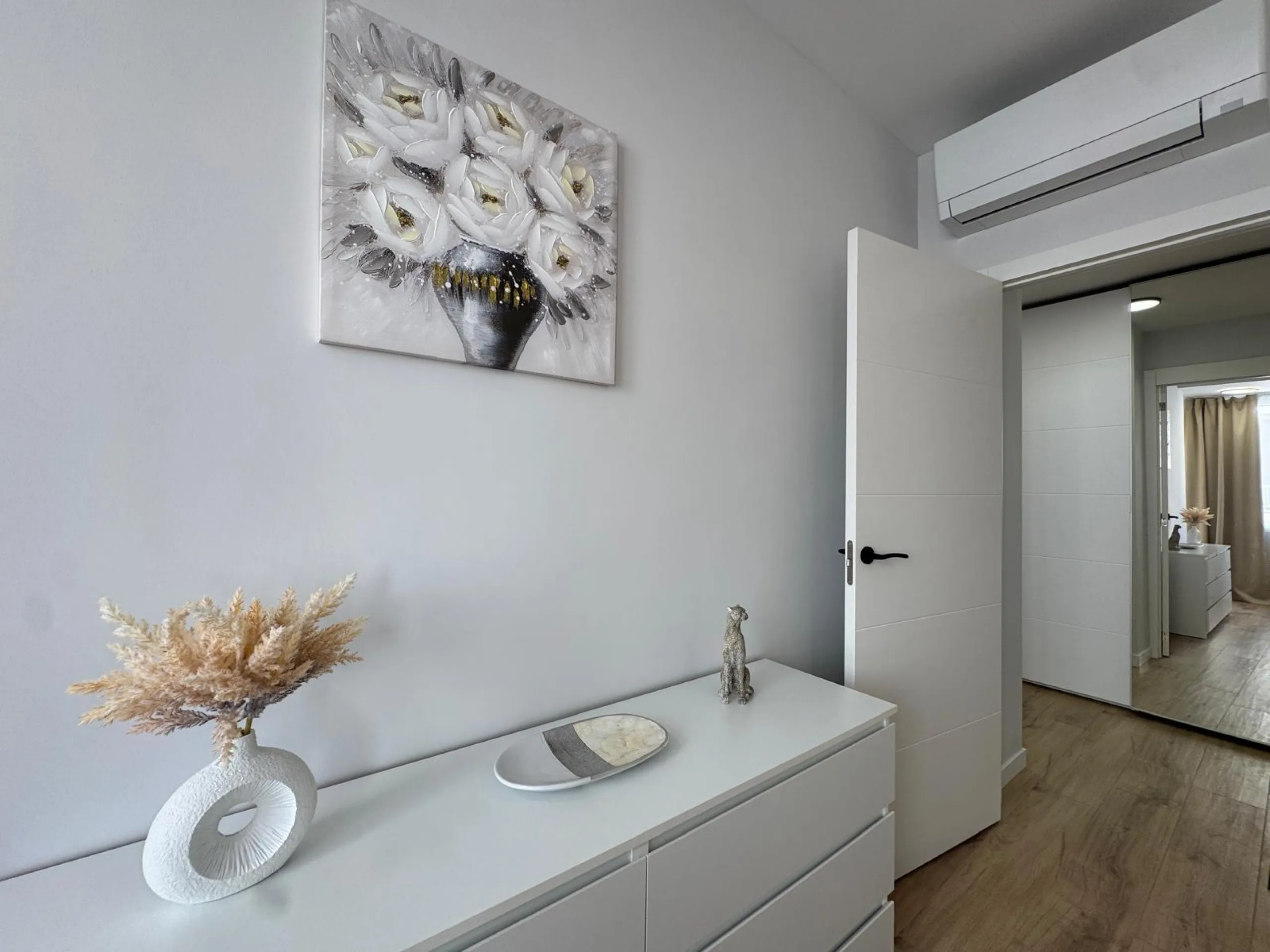 APARTAMENTO TOTALMENTE REFORMADO A 20 METROS DE PLAYA CON 100 M2 DE SUPERFICIE. 3 DORM. 1 BAÑOS.