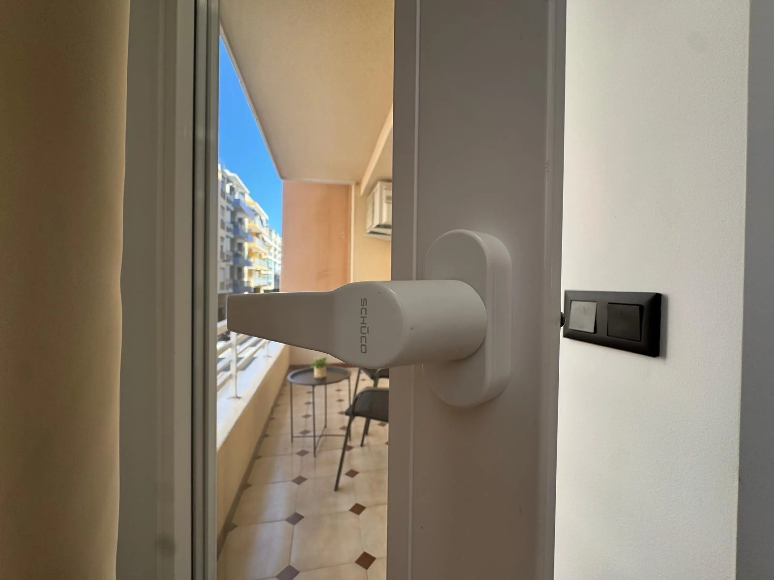 APARTAMENTO TOTALMENTE REFORMADO A 20 METROS DE PLAYA CON 100 M2 DE SUPERFICIE. 3 DORM. 1 BAÑOS.