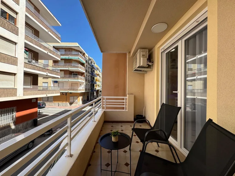 APARTAMENTO TOTALMENTE REFORMADO A 20 METROS DE PLAYA CON 100 M2 DE SUPERFICIE. 3 DORM. 1 BAÑOS.