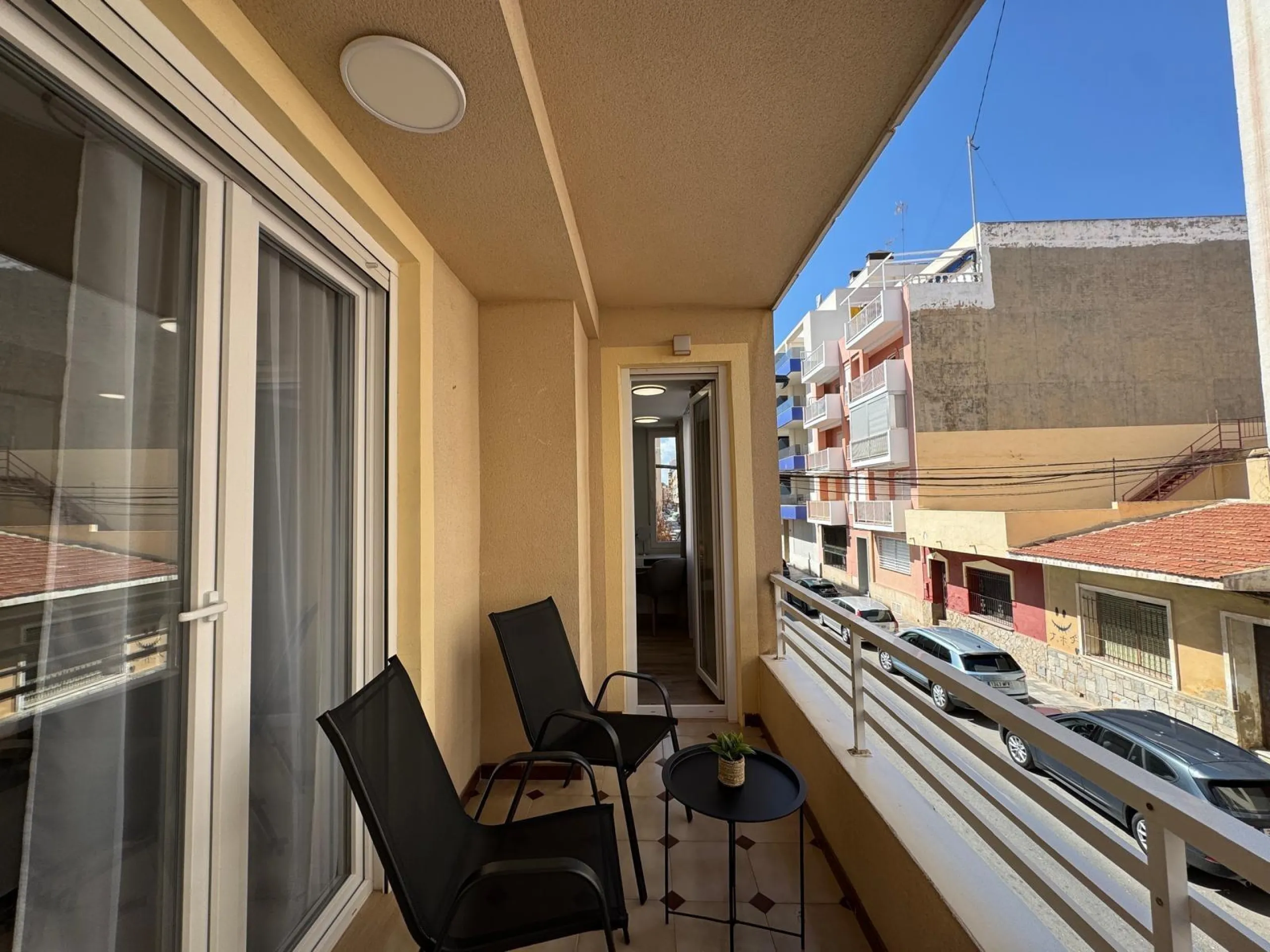 APARTAMENTO TOTALMENTE REFORMADO A 20 METROS DE PLAYA CON 100 M2 DE SUPERFICIE. 3 DORM. 1 BAÑOS.