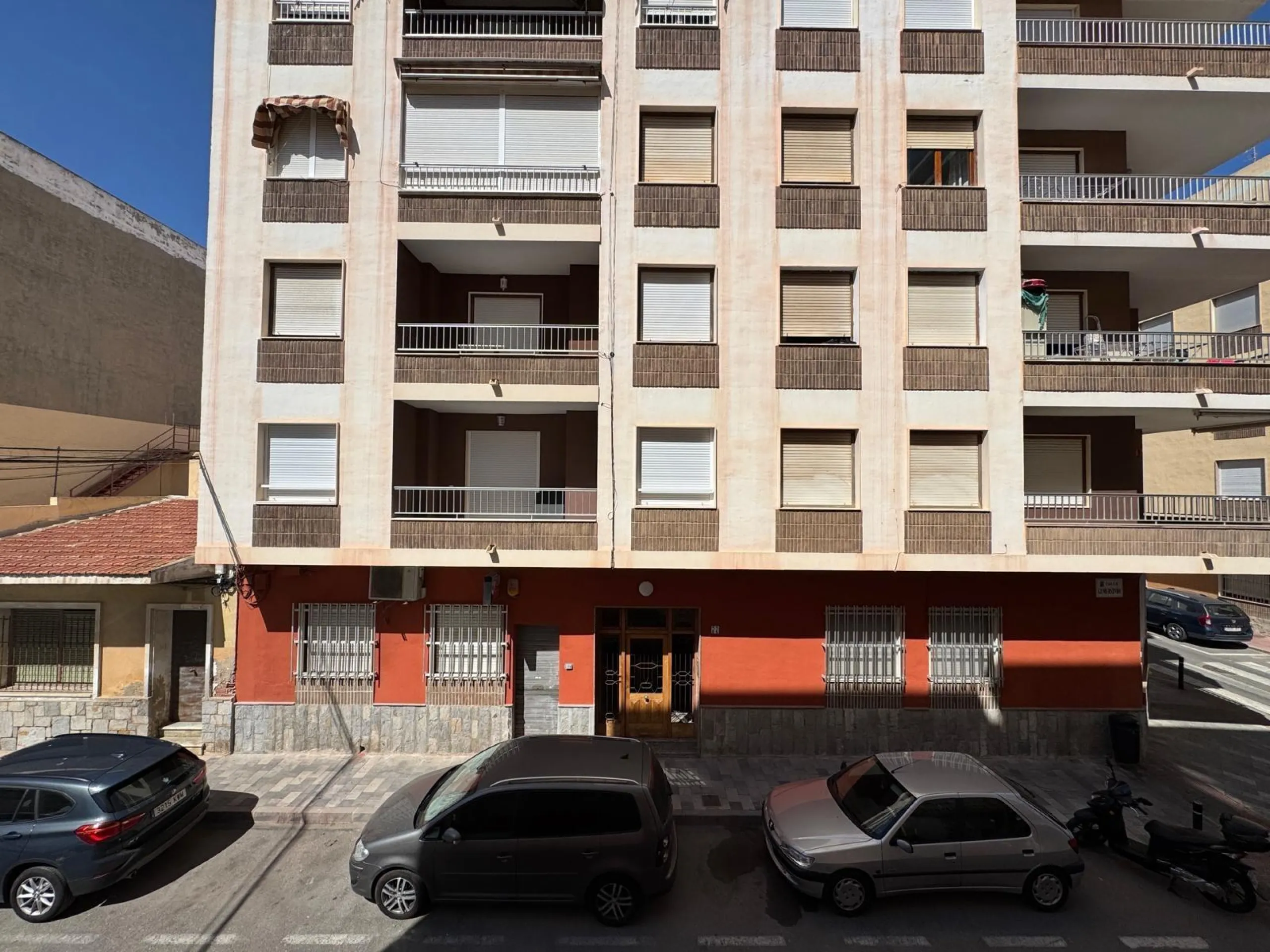 APARTAMENTO TOTALMENTE REFORMADO A 20 METROS DE PLAYA CON 100 M2 DE SUPERFICIE. 3 DORM. 1 BAÑOS.