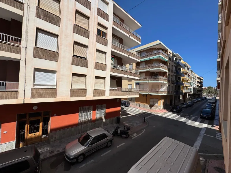 APARTAMENTO TOTALMENTE REFORMADO A 20 METROS DE PLAYA CON 100 M2 DE SUPERFICIE. 3 DORM. 1 BAÑOS.
