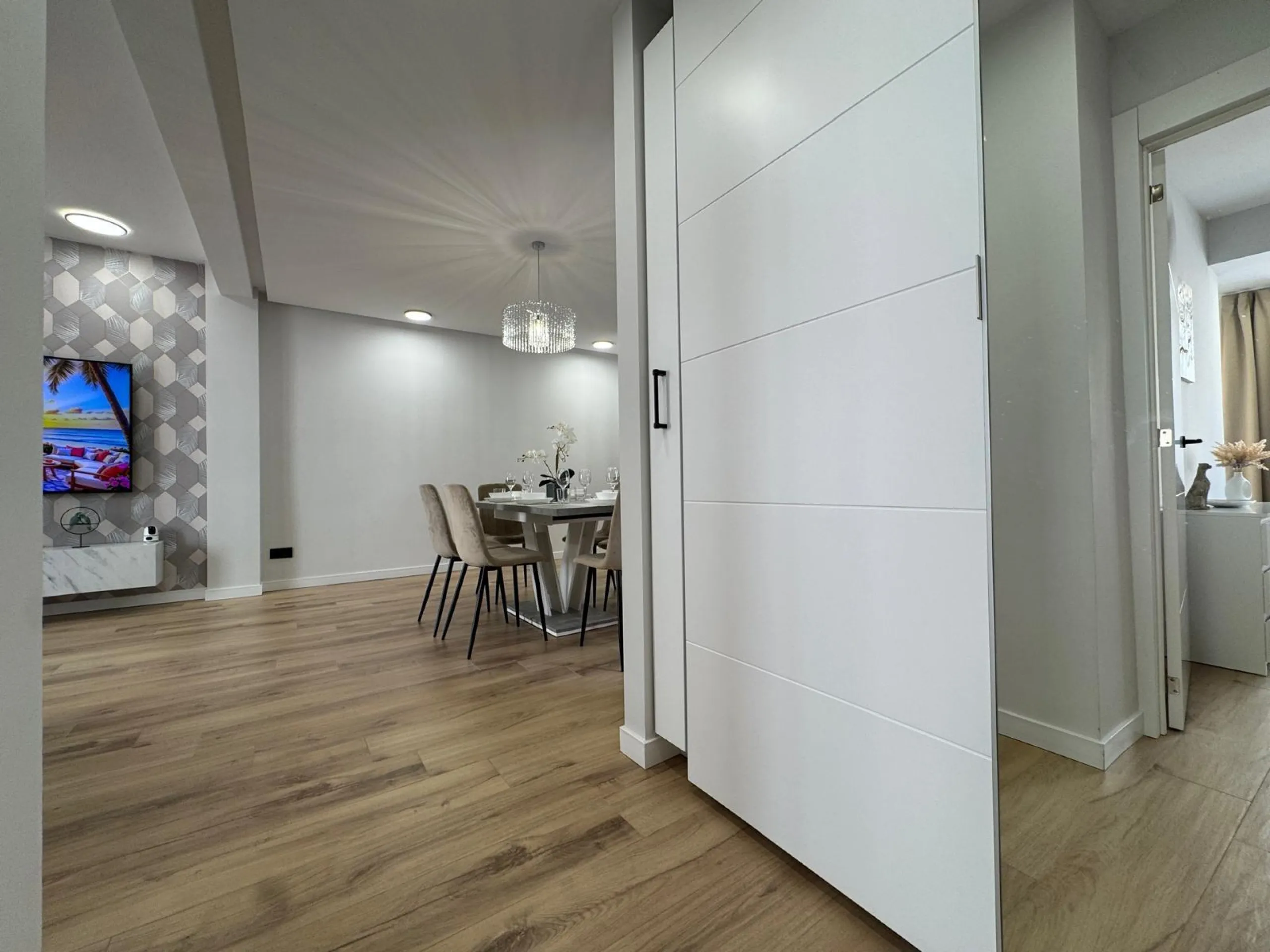 APARTAMENTO TOTALMENTE REFORMADO A 20 METROS DE PLAYA CON 100 M2 DE SUPERFICIE. 3 DORM. 1 BAÑOS.