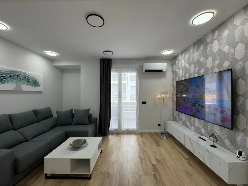 APARTAMENTO TOTALMENTE REFORMADO A 20 METROS DE PLAYA CON 100 M2 DE SUPERFICIE. 3 DORM. 1 BAÑOS.