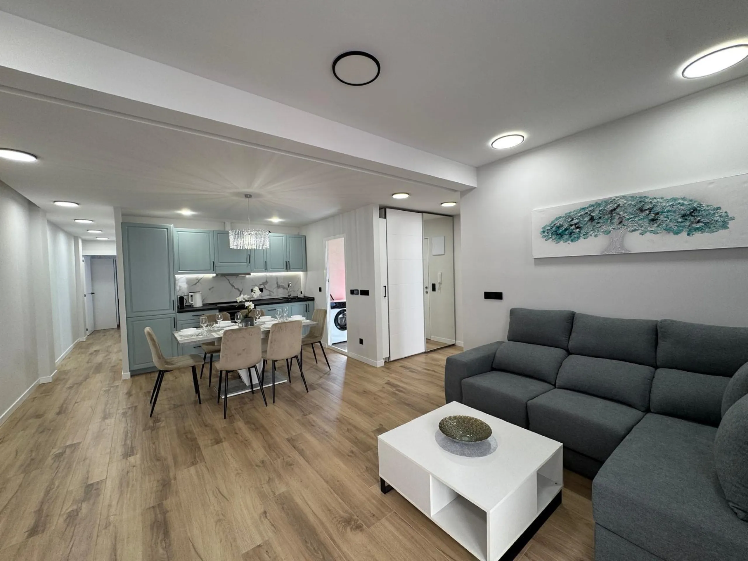 APARTAMENTO TOTALMENTE REFORMADO A 20 METROS DE PLAYA CON 100 M2 DE SUPERFICIE. 3 DORM. 1 BAÑOS.