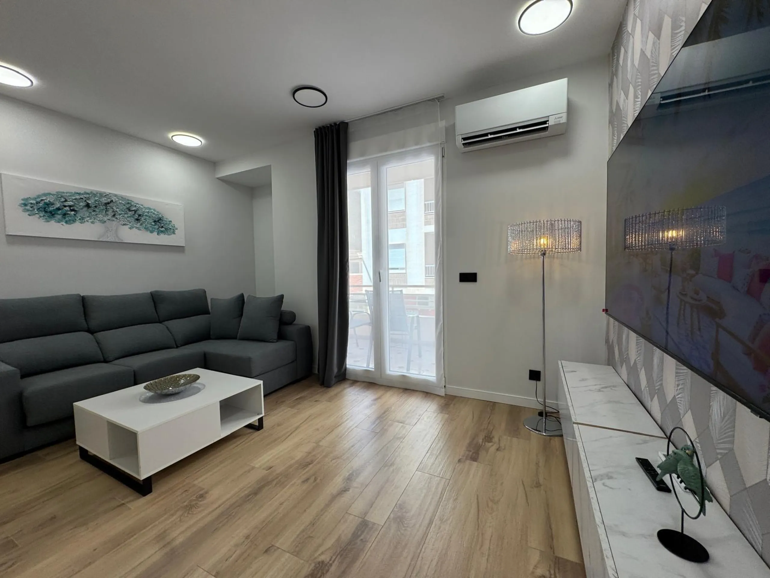 APARTAMENTO TOTALMENTE REFORMADO A 20 METROS DE PLAYA CON 100 M2 DE SUPERFICIE. 3 DORM. 1 BAÑOS.