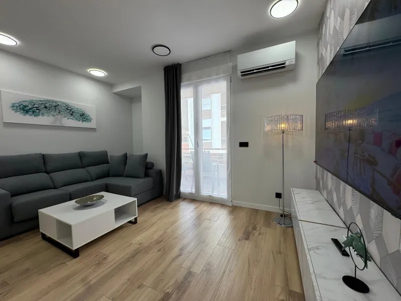 APARTAMENTO TOTALMENTE REFORMADO A 20 METROS DE PLAYA CON 100 M2 DE SUPERFICIE. 3 DORM. 1 BAÑOS.