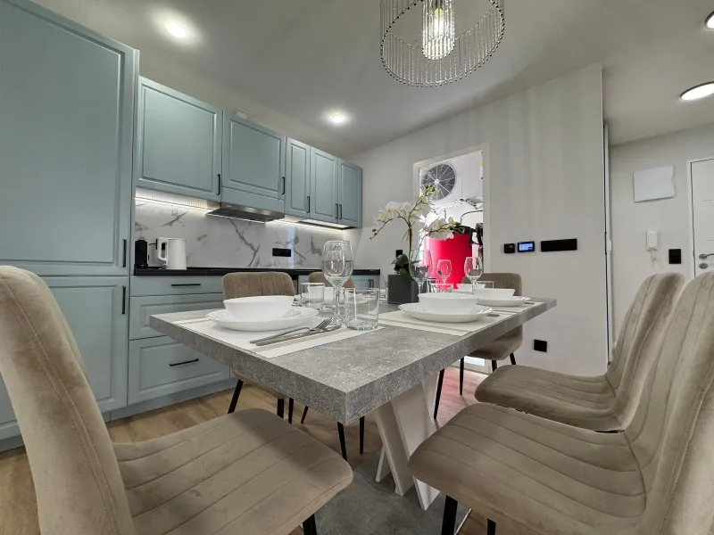 APARTAMENTO TOTALMENTE REFORMADO A 20 METROS DE PLAYA CON 100 M2 DE SUPERFICIE. 3 DORM. 1 BAÑOS.