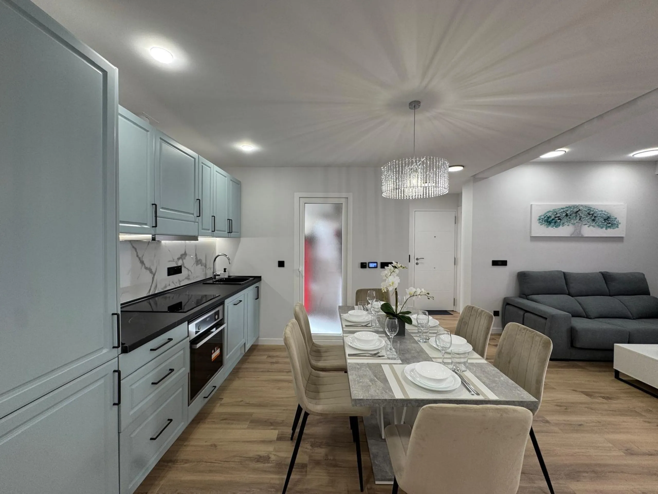APARTAMENTO TOTALMENTE REFORMADO A 20 METROS DE PLAYA CON 100 M2 DE SUPERFICIE. 3 DORM. 1 BAÑOS.