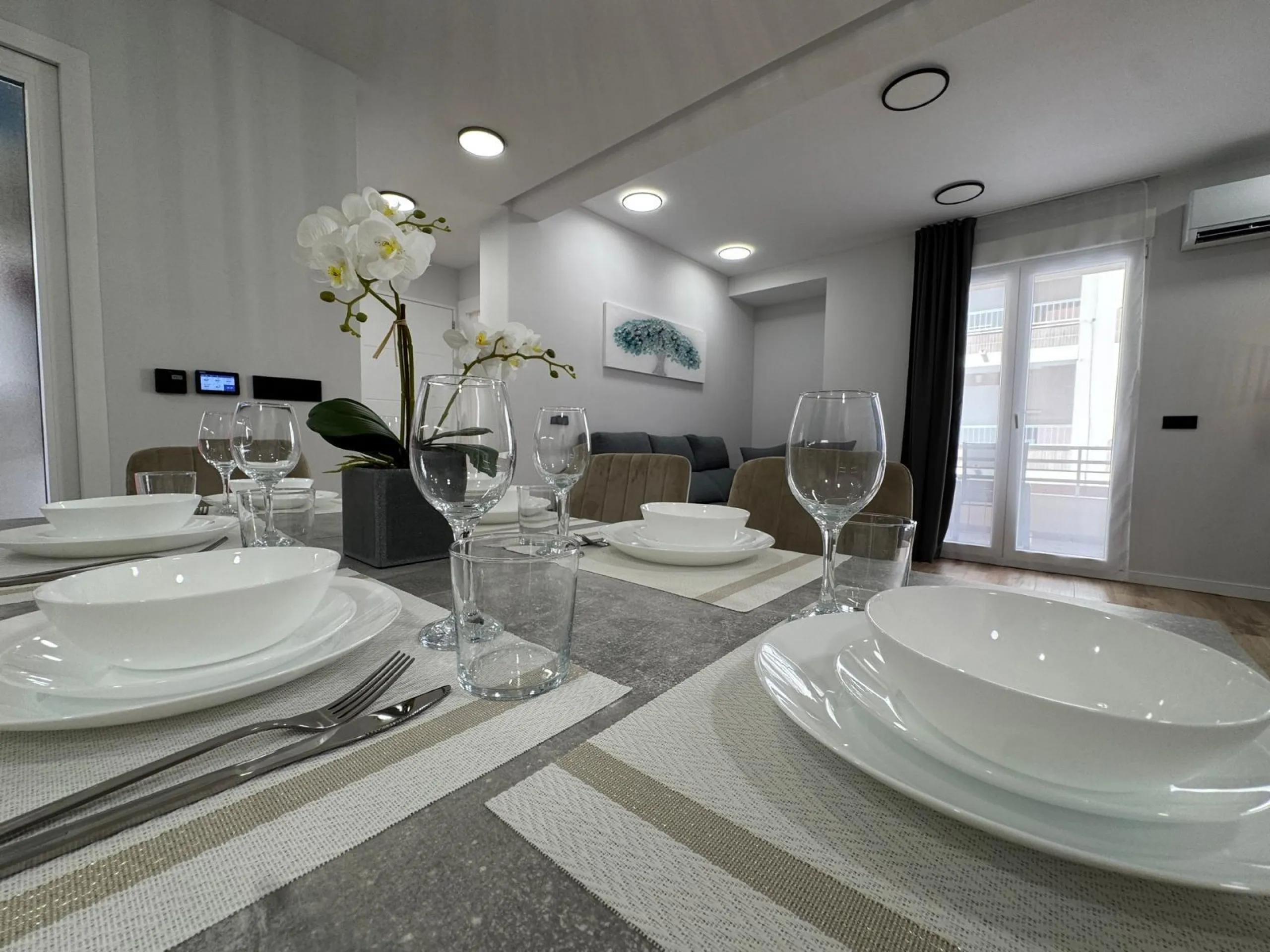 APARTAMENTO TOTALMENTE REFORMADO A 20 METROS DE PLAYA CON 100 M2 DE SUPERFICIE. 3 DORM. 1 BAÑOS.