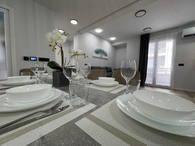 APARTAMENTO TOTALMENTE REFORMADO A 20 METROS DE PLAYA CON 100 M2 DE SUPERFICIE. 3 DORM. 1 BAÑOS.