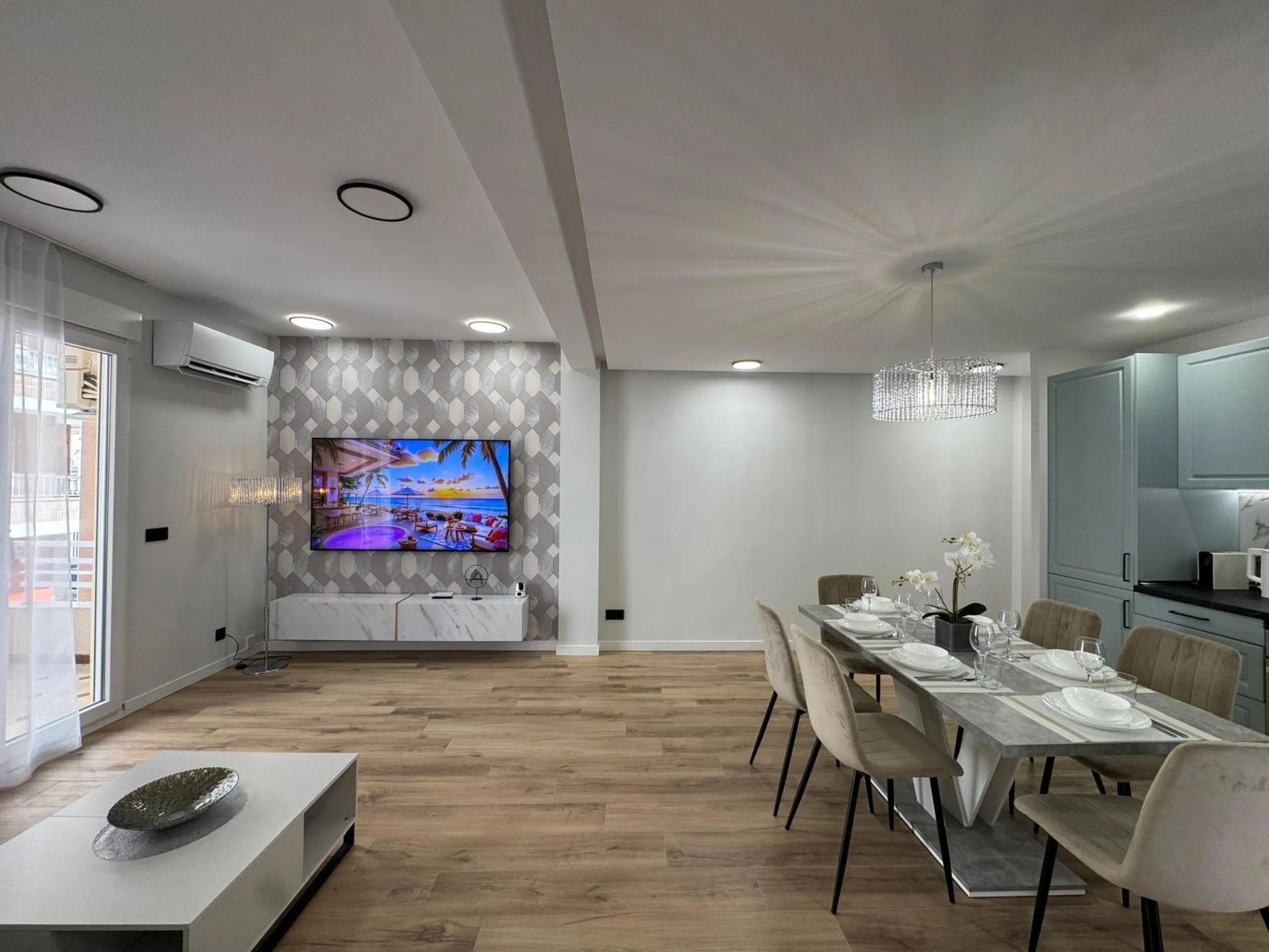 APARTAMENTO TOTALMENTE REFORMADO A 20 METROS DE PLAYA CON 100 M2 DE SUPERFICIE. 3 DORM. 1 BAÑOS.