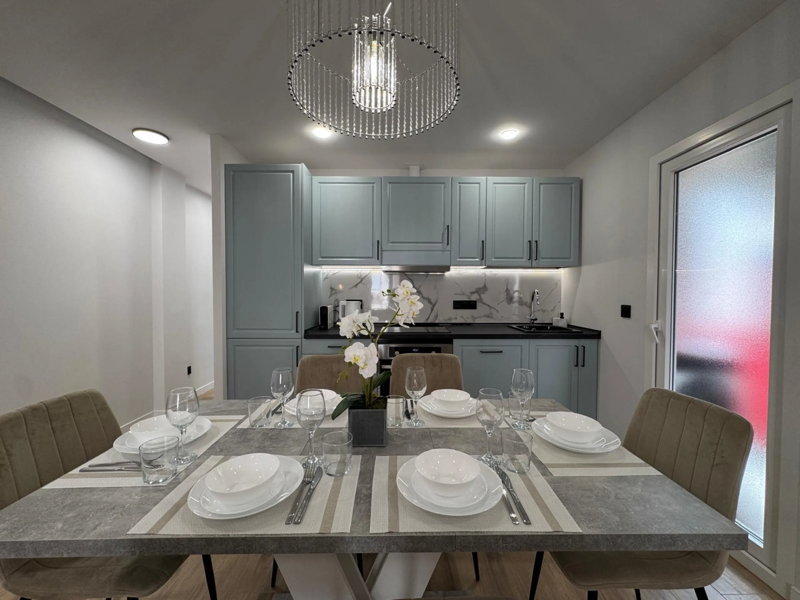 APARTAMENTO TOTALMENTE REFORMADO A 20 METROS DE PLAYA CON 100 M2 DE SUPERFICIE. 3 DORM. 1 BAÑOS.