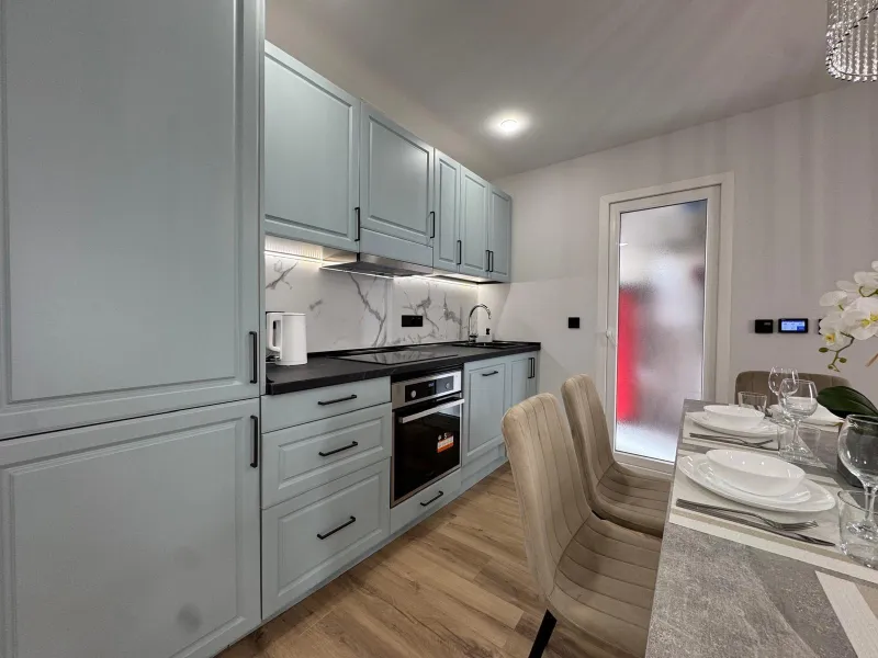 APARTAMENTO TOTALMENTE REFORMADO A 20 METROS DE PLAYA CON 100 M2 DE SUPERFICIE. 3 DORM. 1 BAÑOS.