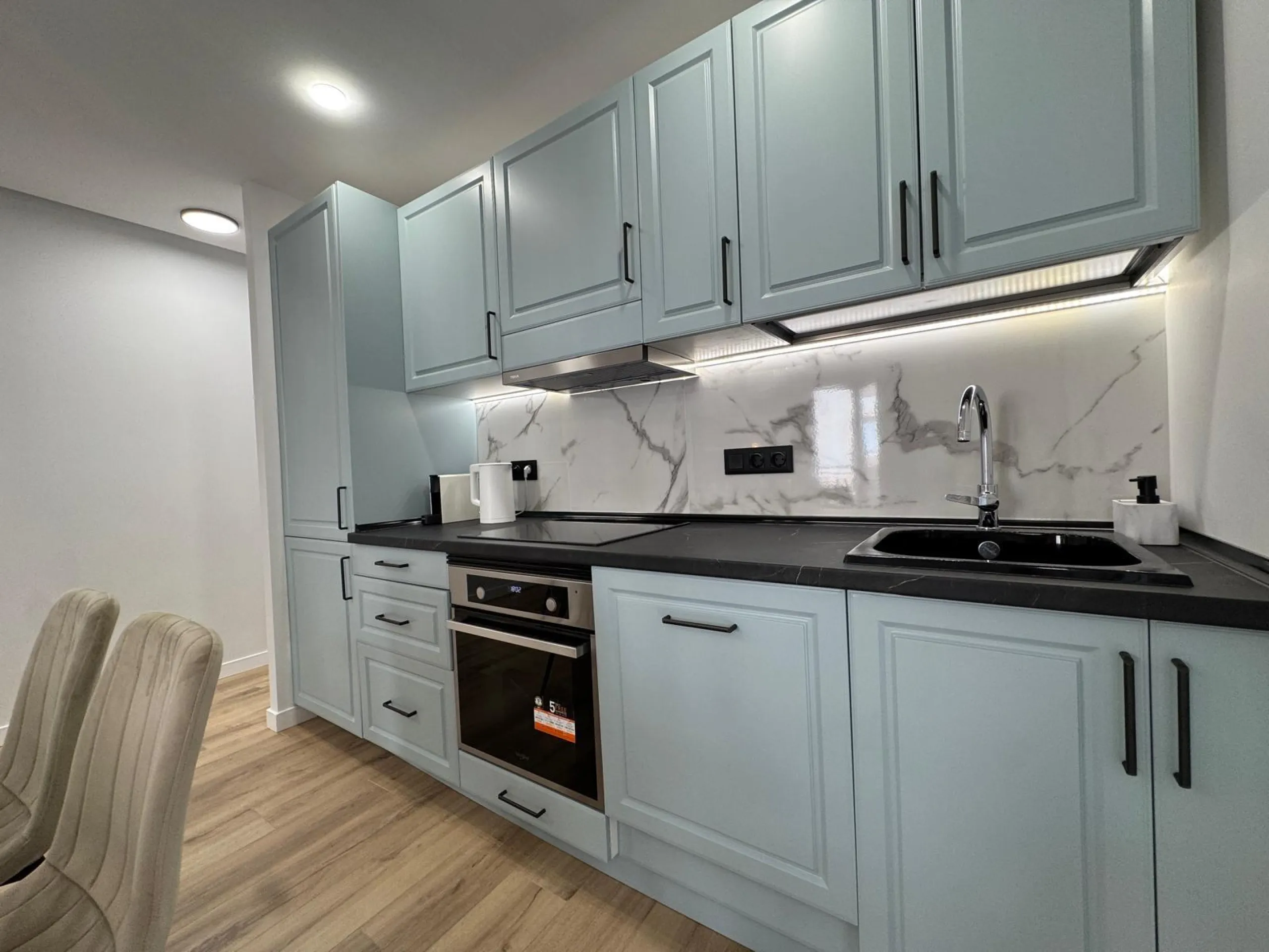 APARTAMENTO TOTALMENTE REFORMADO A 20 METROS DE PLAYA CON 100 M2 DE SUPERFICIE. 3 DORM. 1 BAÑOS.