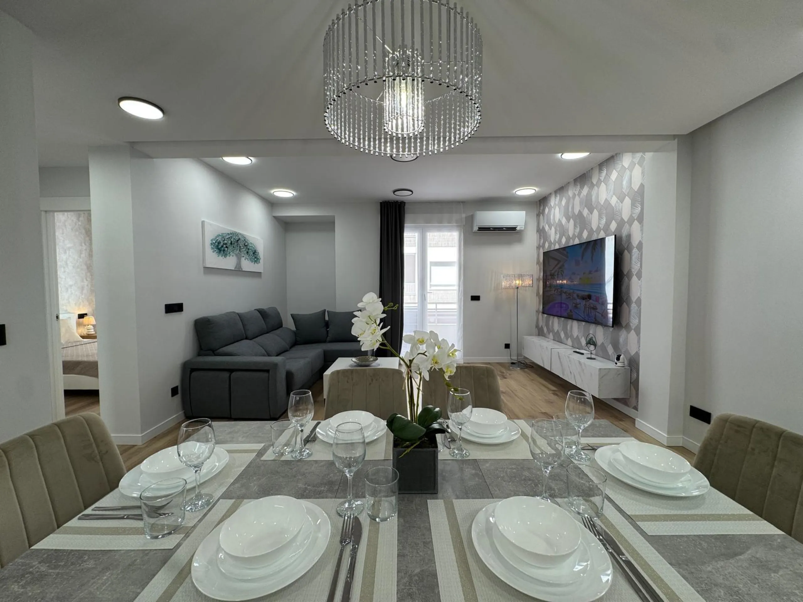 APARTAMENTO TOTALMENTE REFORMADO A 20 METROS DE PLAYA CON 100 M2 DE SUPERFICIE. 3 DORM. 1 BAÑOS.