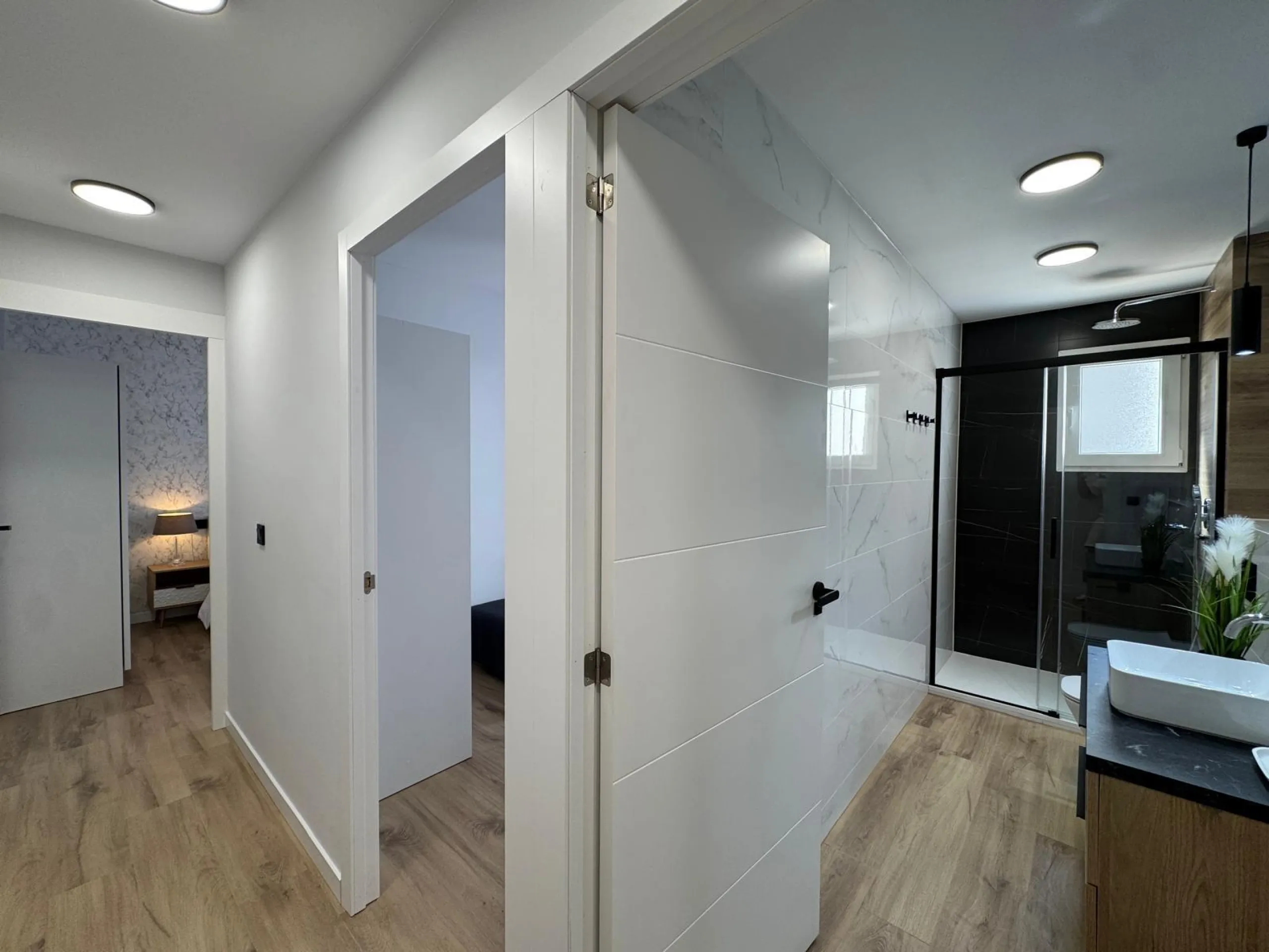 APARTAMENTO TOTALMENTE REFORMADO A 20 METROS DE PLAYA CON 100 M2 DE SUPERFICIE. 3 DORM. 1 BAÑOS.