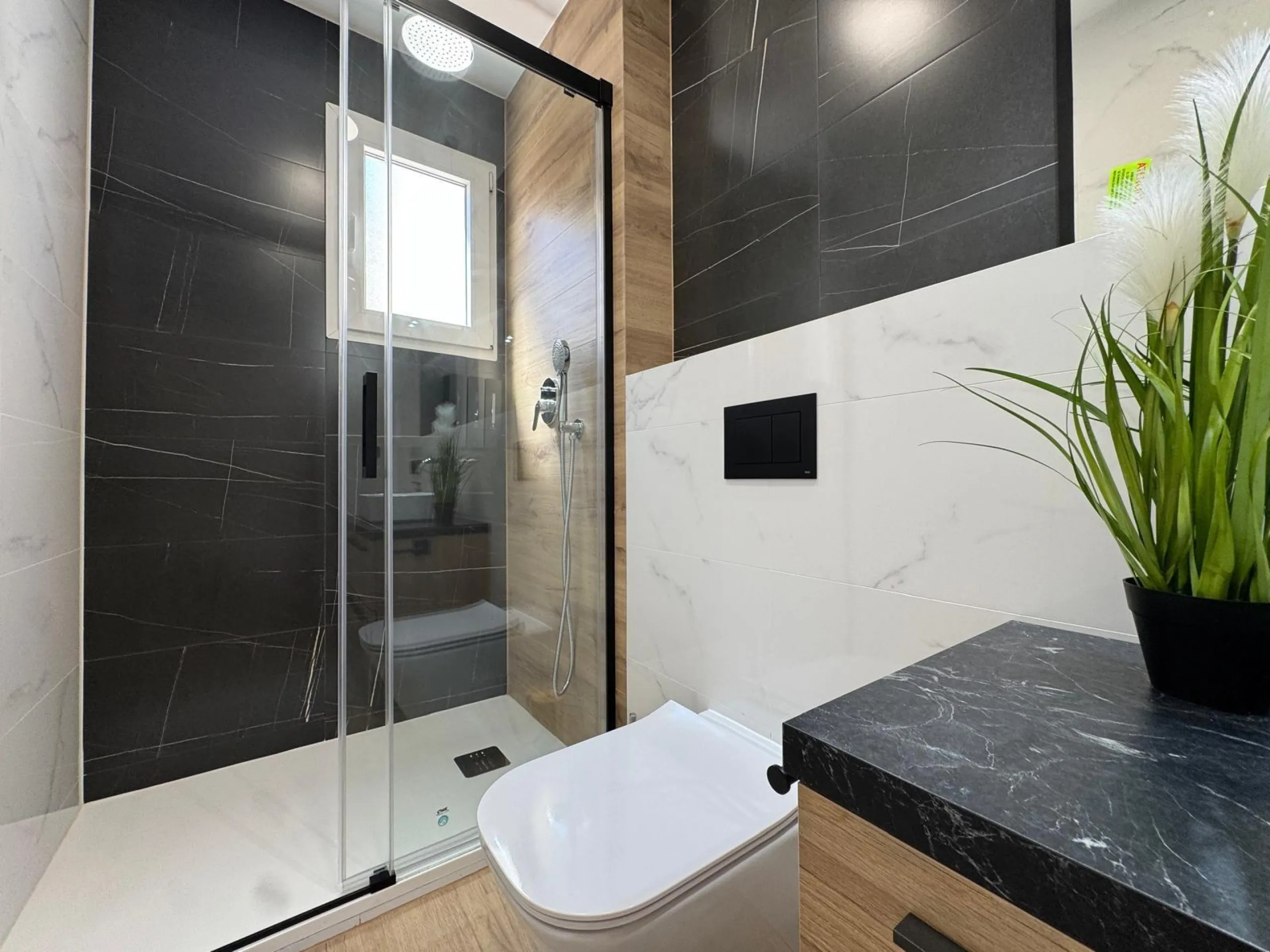APARTAMENTO TOTALMENTE REFORMADO A 20 METROS DE PLAYA CON 100 M2 DE SUPERFICIE. 3 DORM. 1 BAÑOS.