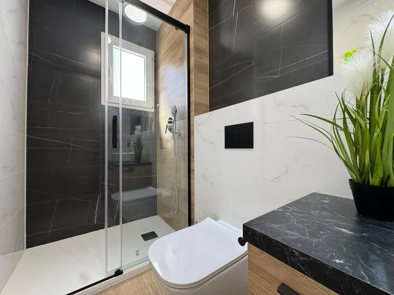 APARTAMENTO TOTALMENTE REFORMADO A 20 METROS DE PLAYA CON 100 M2 DE SUPERFICIE. 3 DORM. 1 BAÑOS.