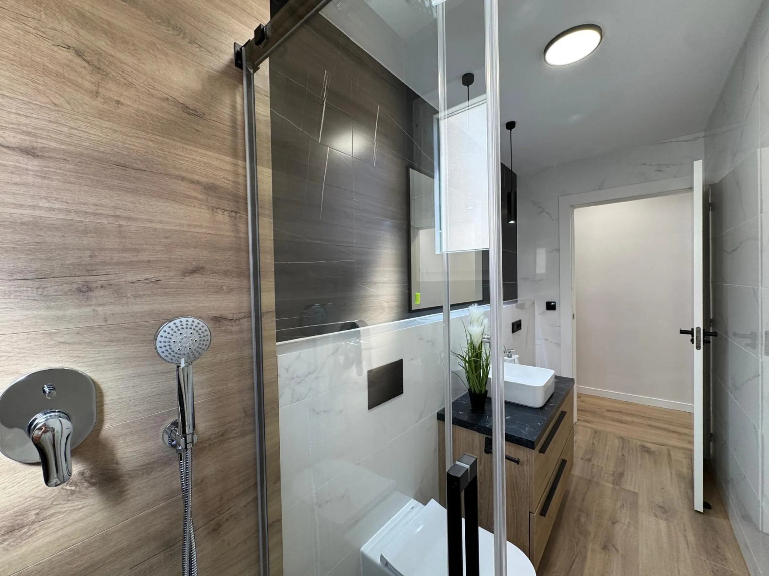 APARTAMENTO TOTALMENTE REFORMADO A 20 METROS DE PLAYA CON 100 M2 DE SUPERFICIE. 3 DORM. 1 BAÑOS.