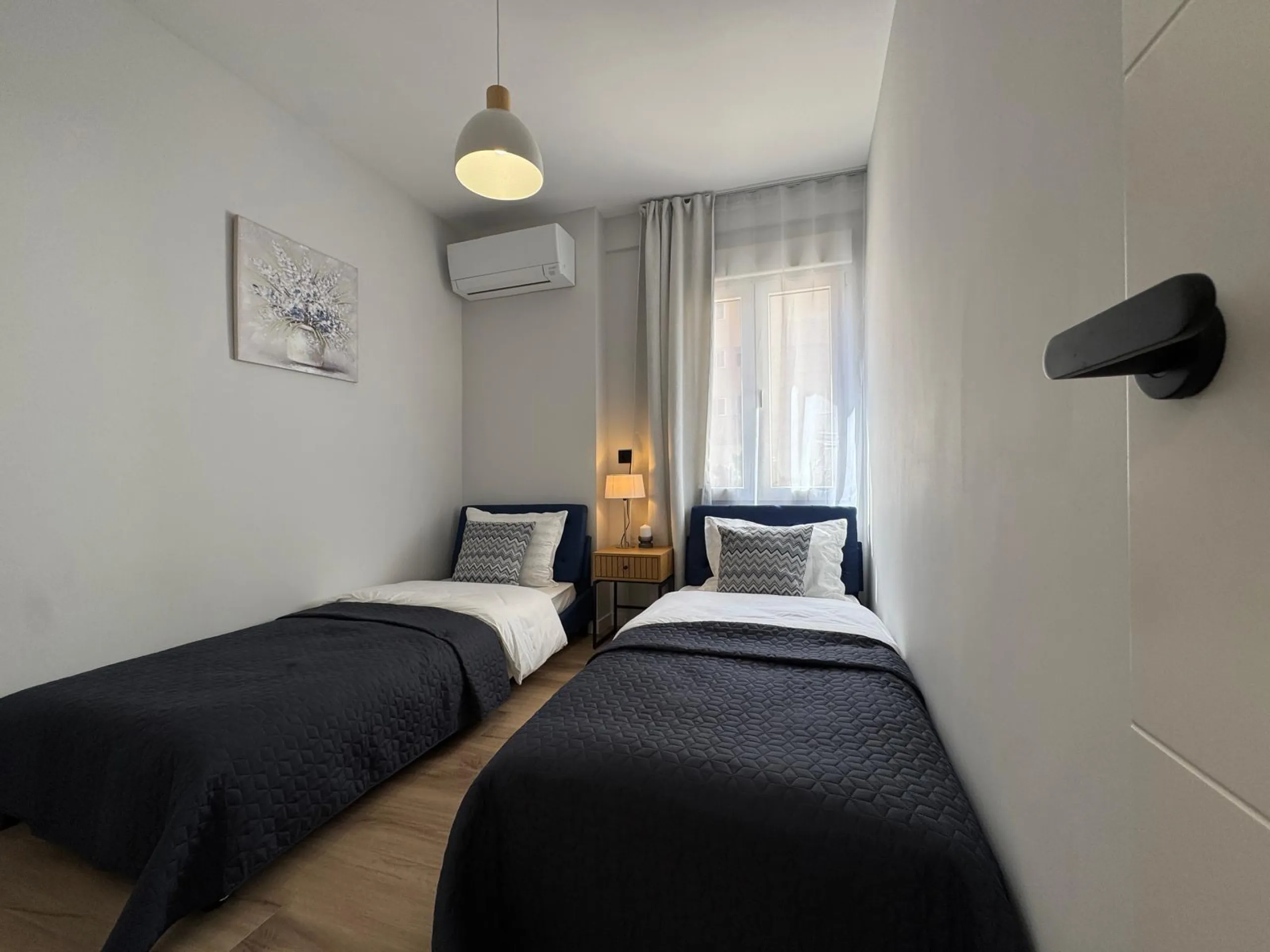 APARTAMENTO TOTALMENTE REFORMADO A 20 METROS DE PLAYA CON 100 M2 DE SUPERFICIE. 3 DORM. 1 BAÑOS.