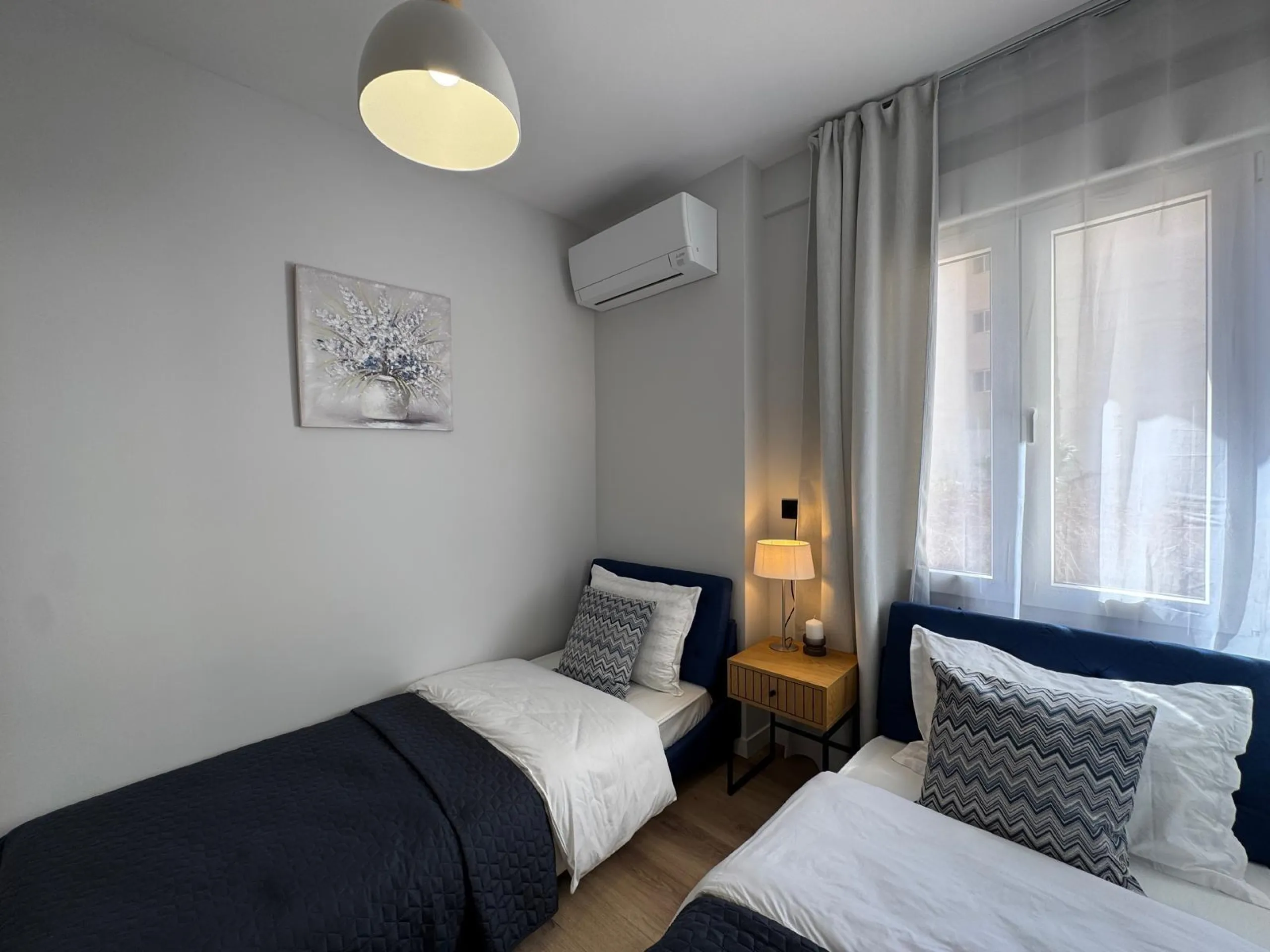 APARTAMENTO TOTALMENTE REFORMADO A 20 METROS DE PLAYA CON 100 M2 DE SUPERFICIE. 3 DORM. 1 BAÑOS.