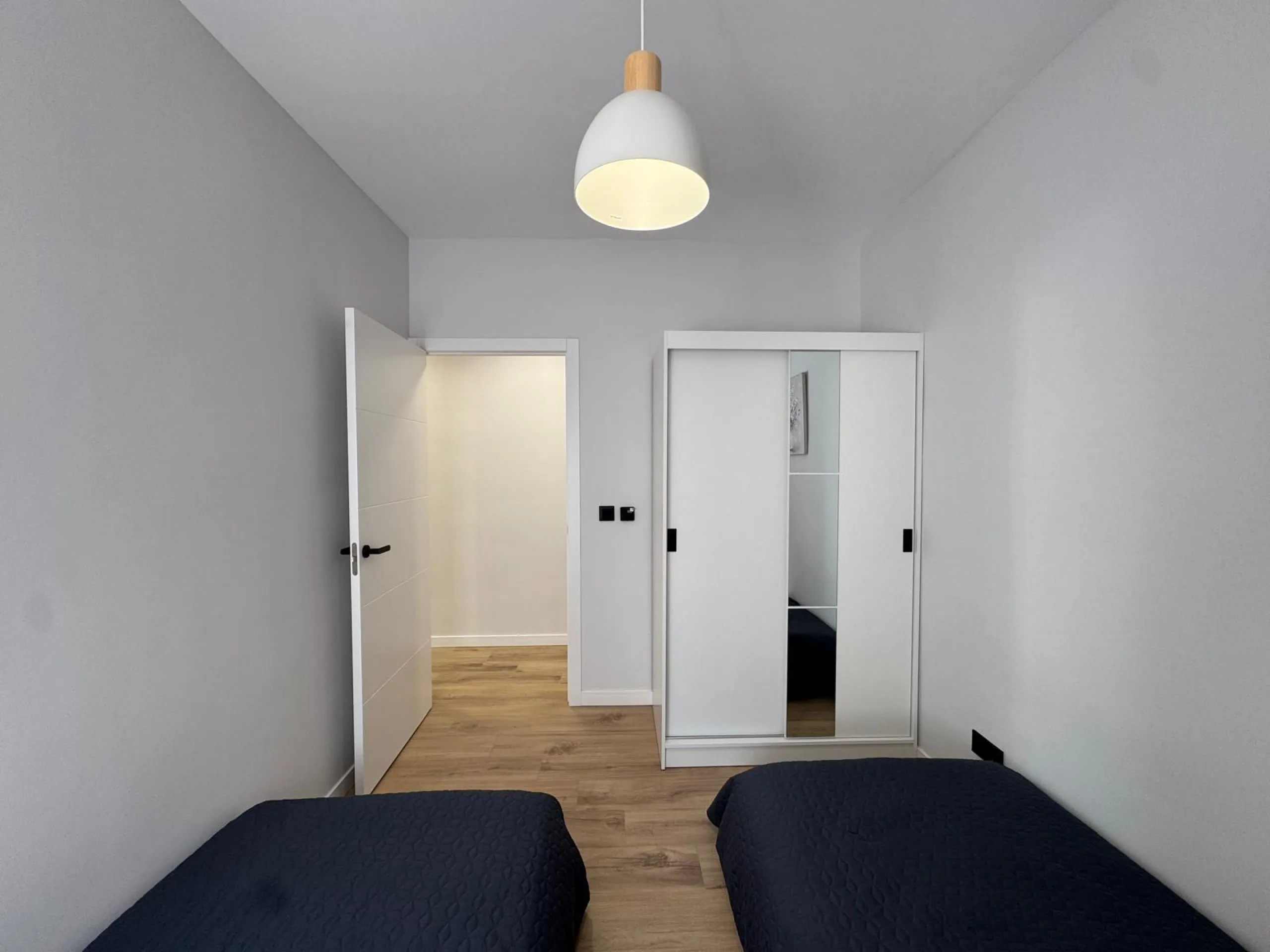 APARTAMENTO TOTALMENTE REFORMADO A 20 METROS DE PLAYA CON 100 M2 DE SUPERFICIE. 3 DORM. 1 BAÑOS.