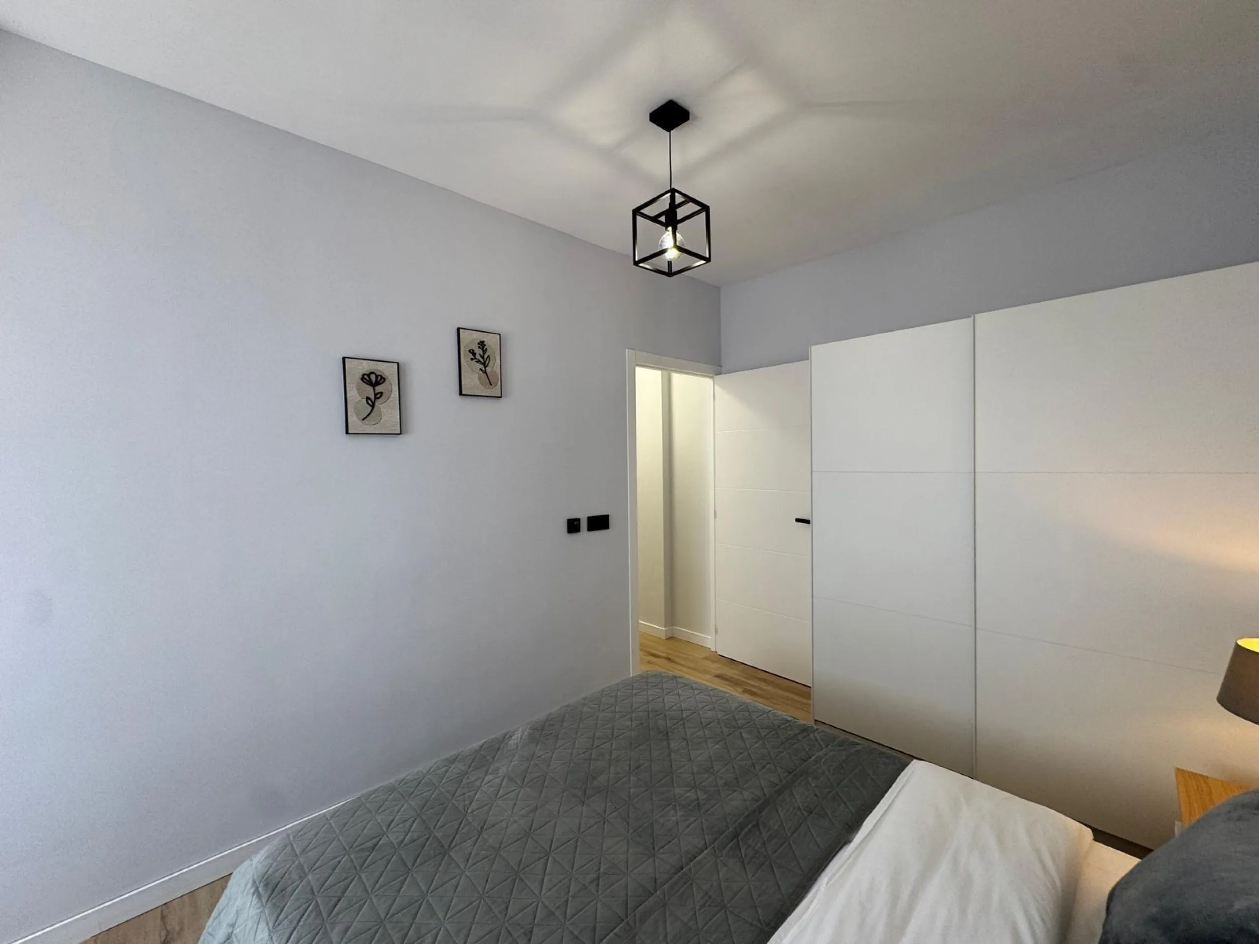 APARTAMENTO TOTALMENTE REFORMADO A 20 METROS DE PLAYA CON 100 M2 DE SUPERFICIE. 3 DORM. 1 BAÑOS.