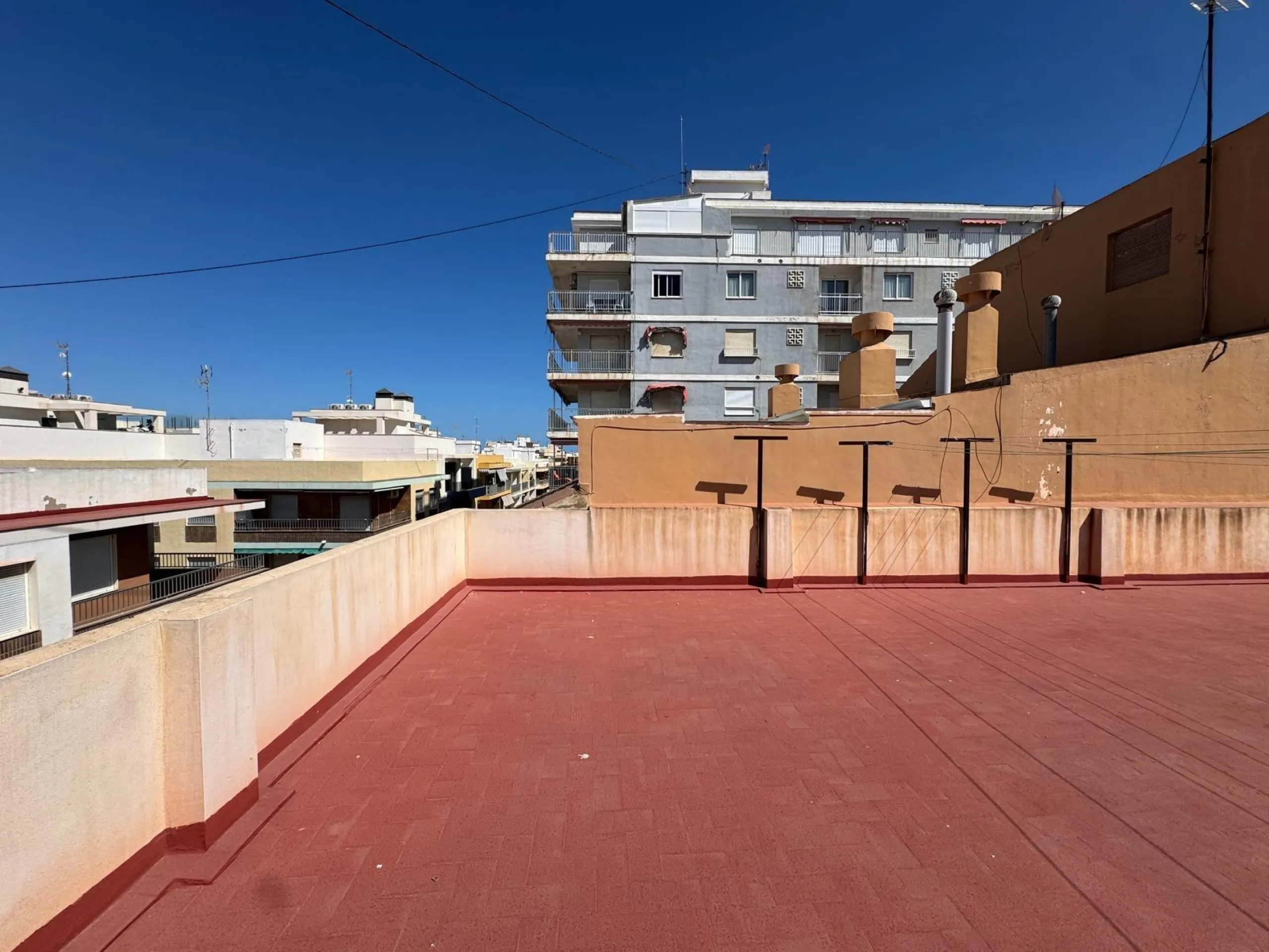 APARTAMENTO TOTALMENTE REFORMADO A 20 METROS DE PLAYA CON 100 M2 DE SUPERFICIE. 3 DORM. 1 BAÑOS.