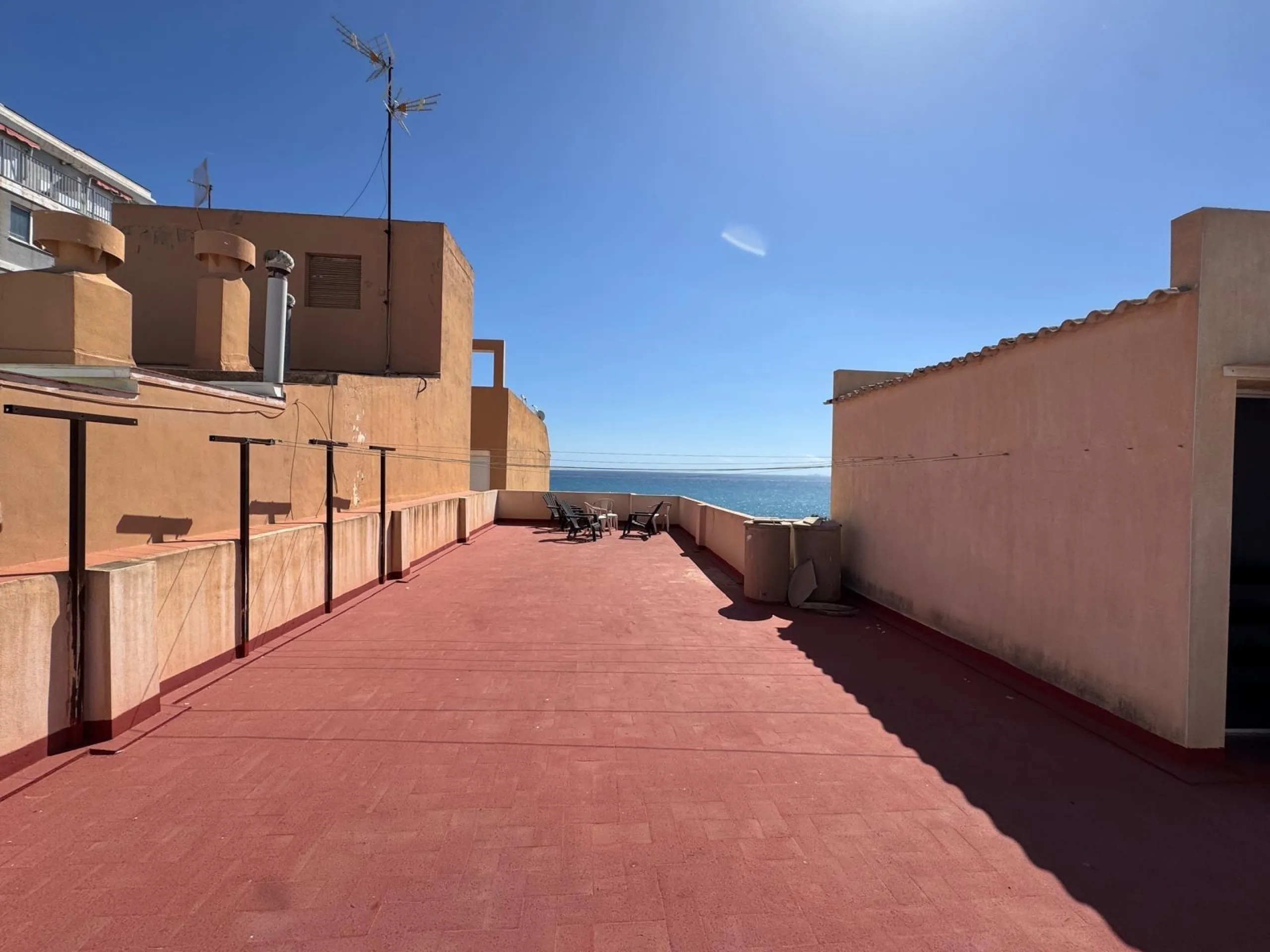 APARTAMENTO TOTALMENTE REFORMADO A 20 METROS DE PLAYA CON 100 M2 DE SUPERFICIE. 3 DORM. 1 BAÑOS.