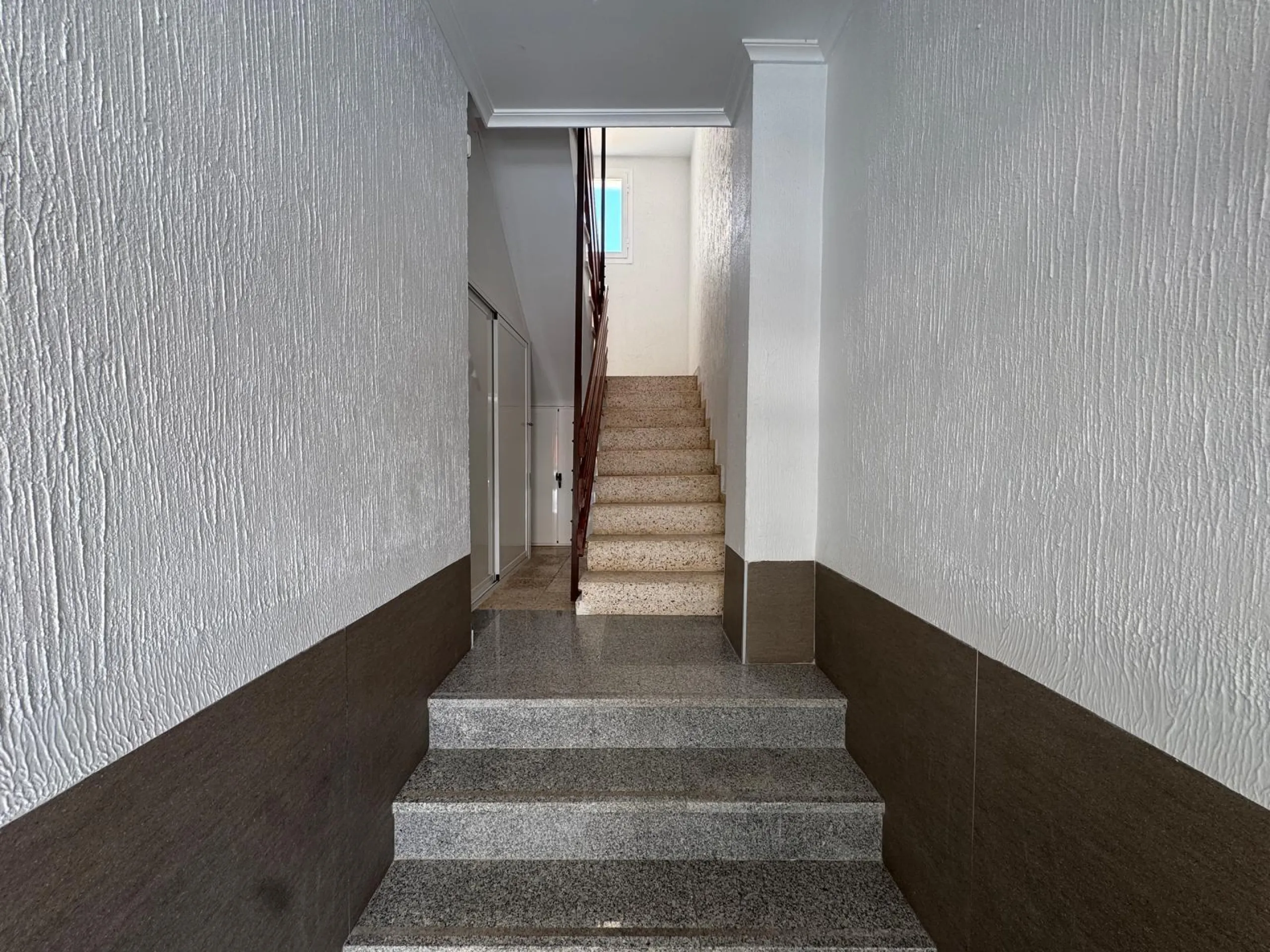 APARTAMENTO TOTALMENTE REFORMADO A 20 METROS DE PLAYA CON 100 M2 DE SUPERFICIE. 3 DORM. 1 BAÑOS.