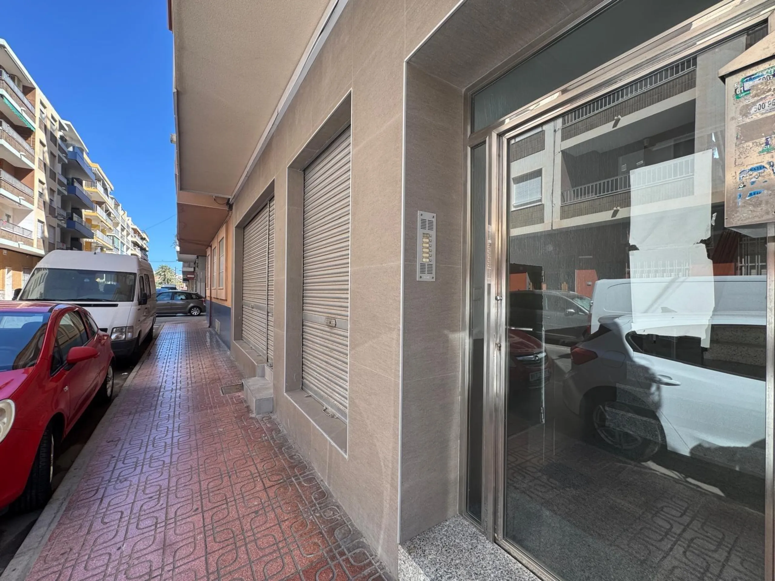 APARTAMENTO TOTALMENTE REFORMADO A 20 METROS DE PLAYA CON 100 M2 DE SUPERFICIE. 3 DORM. 1 BAÑOS.