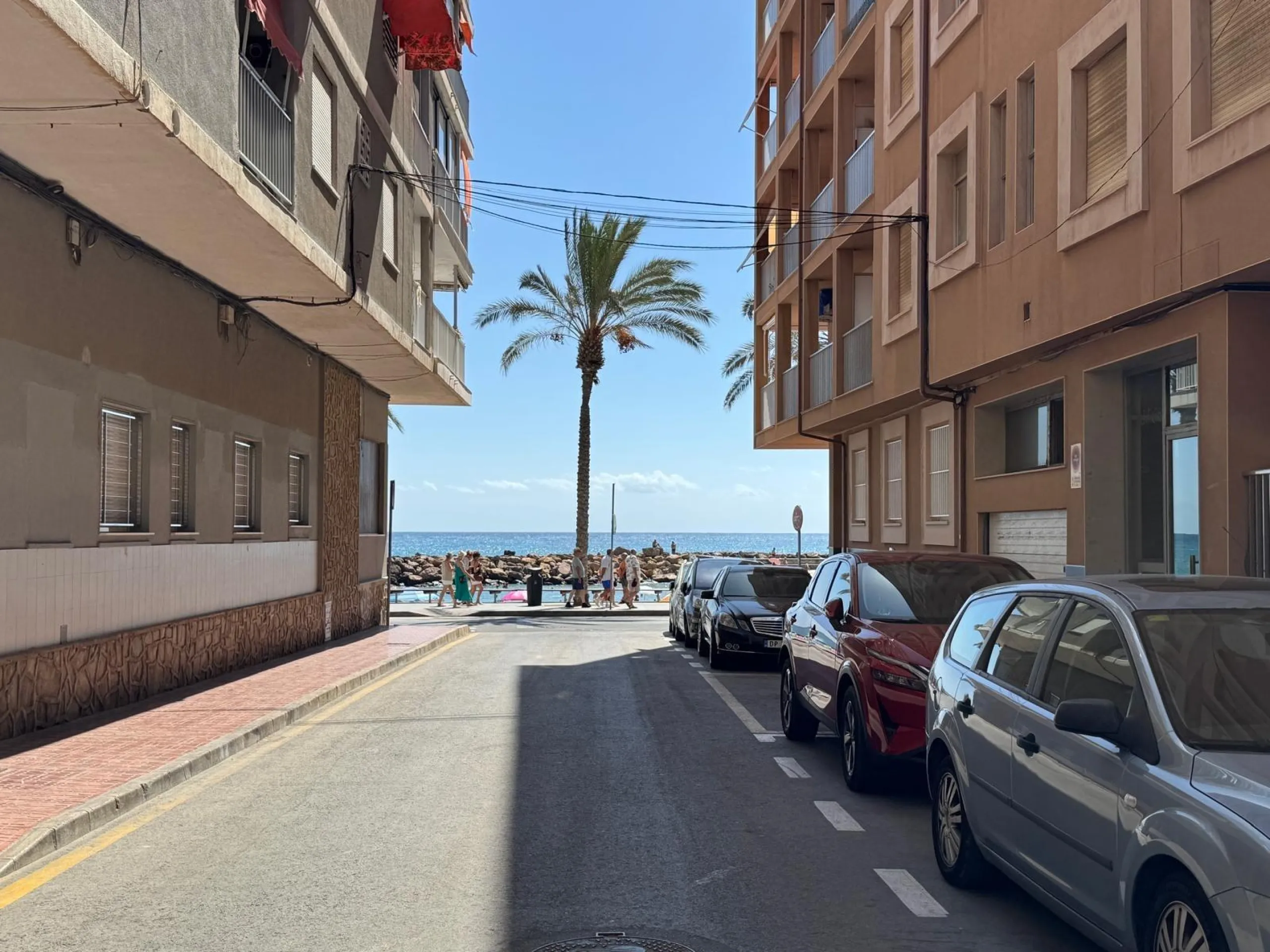 APARTAMENTO TOTALMENTE REFORMADO A 20 METROS DE PLAYA CON 100 M2 DE SUPERFICIE. 3 DORM. 1 BAÑOS.