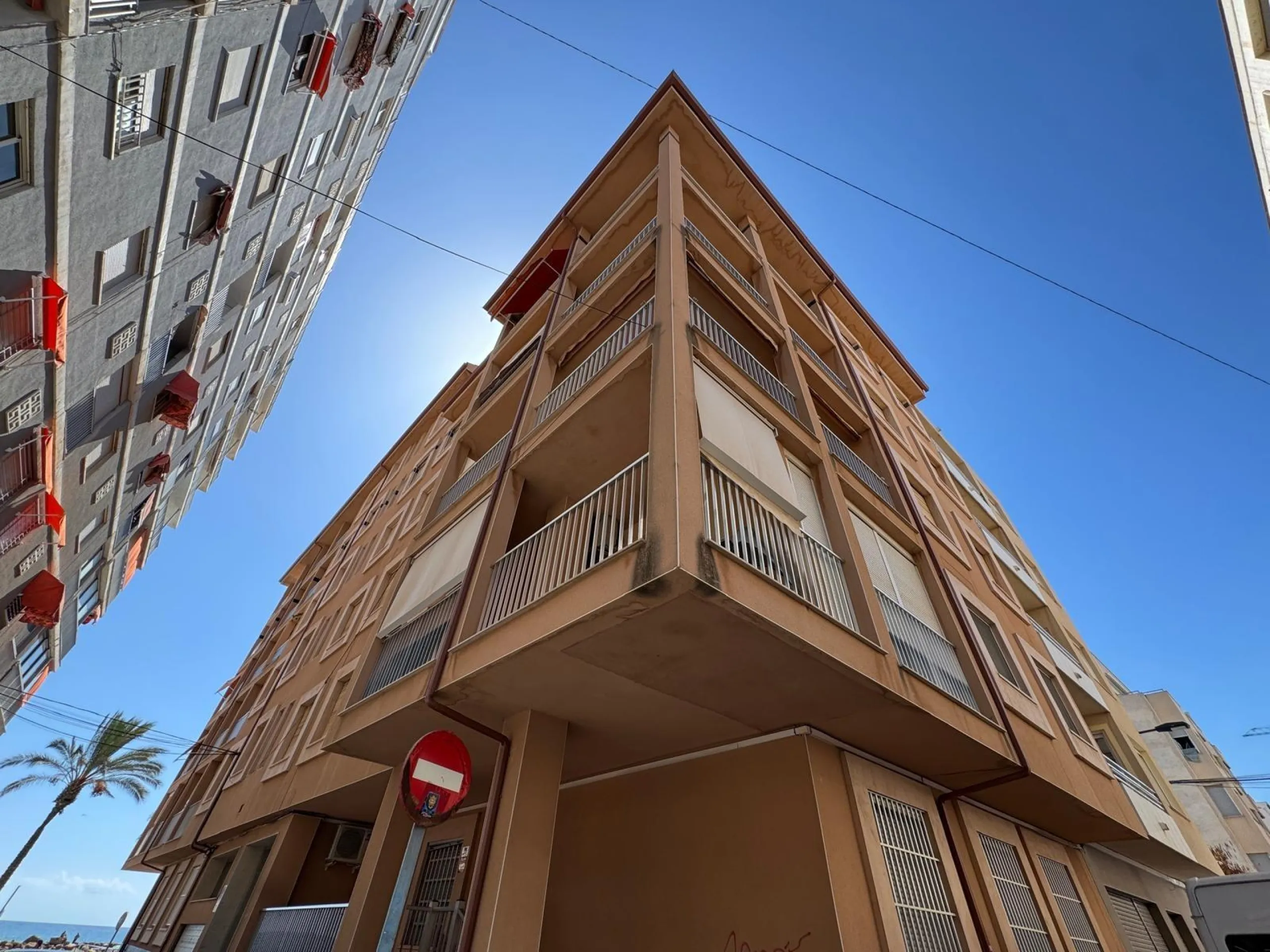 APARTAMENTO TOTALMENTE REFORMADO A 20 METROS DE PLAYA CON 100 M2 DE SUPERFICIE. 3 DORM. 1 BAÑOS.