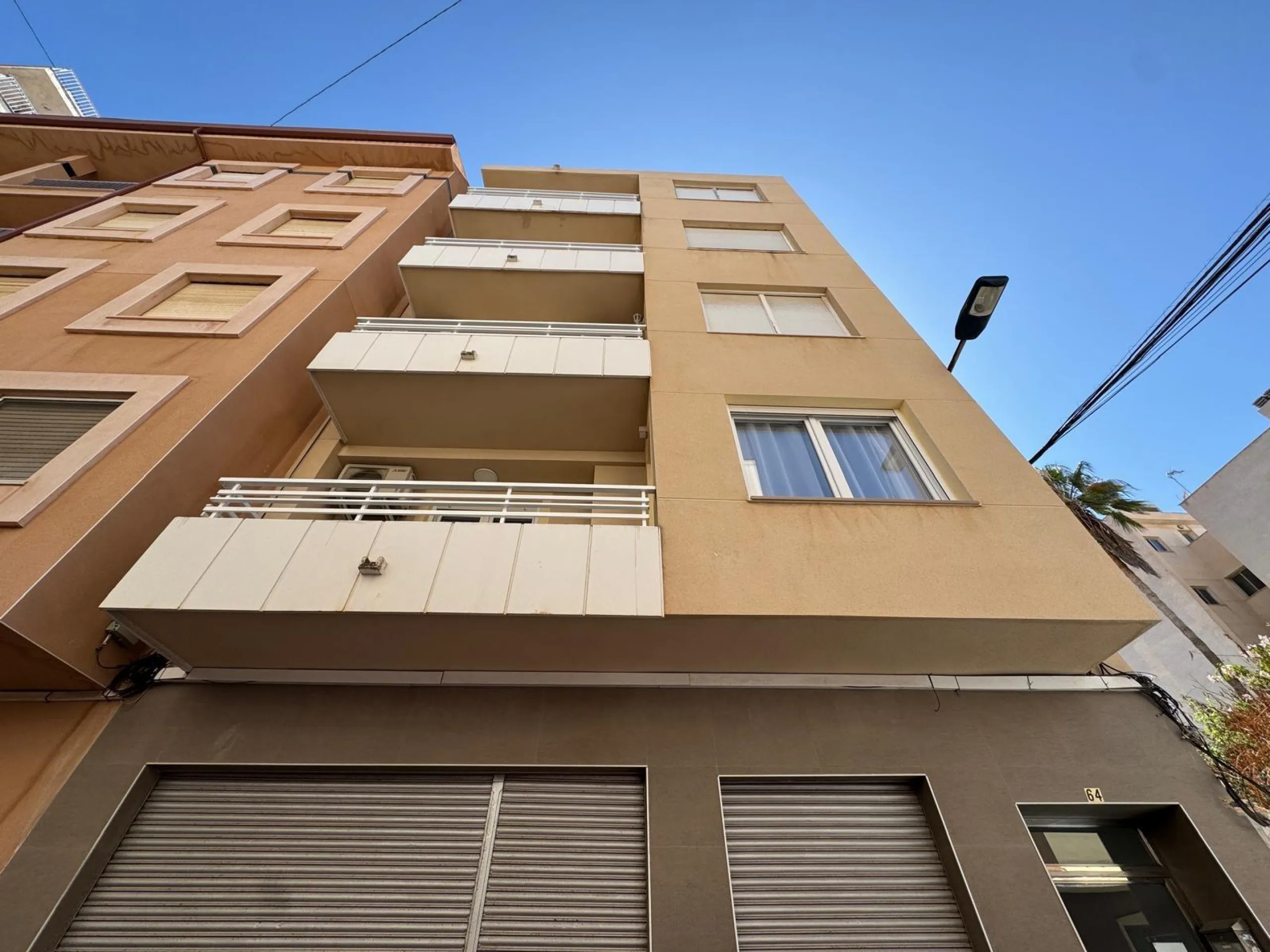 APARTAMENTO TOTALMENTE REFORMADO A 20 METROS DE PLAYA CON 100 M2 DE SUPERFICIE. 3 DORM. 1 BAÑOS.