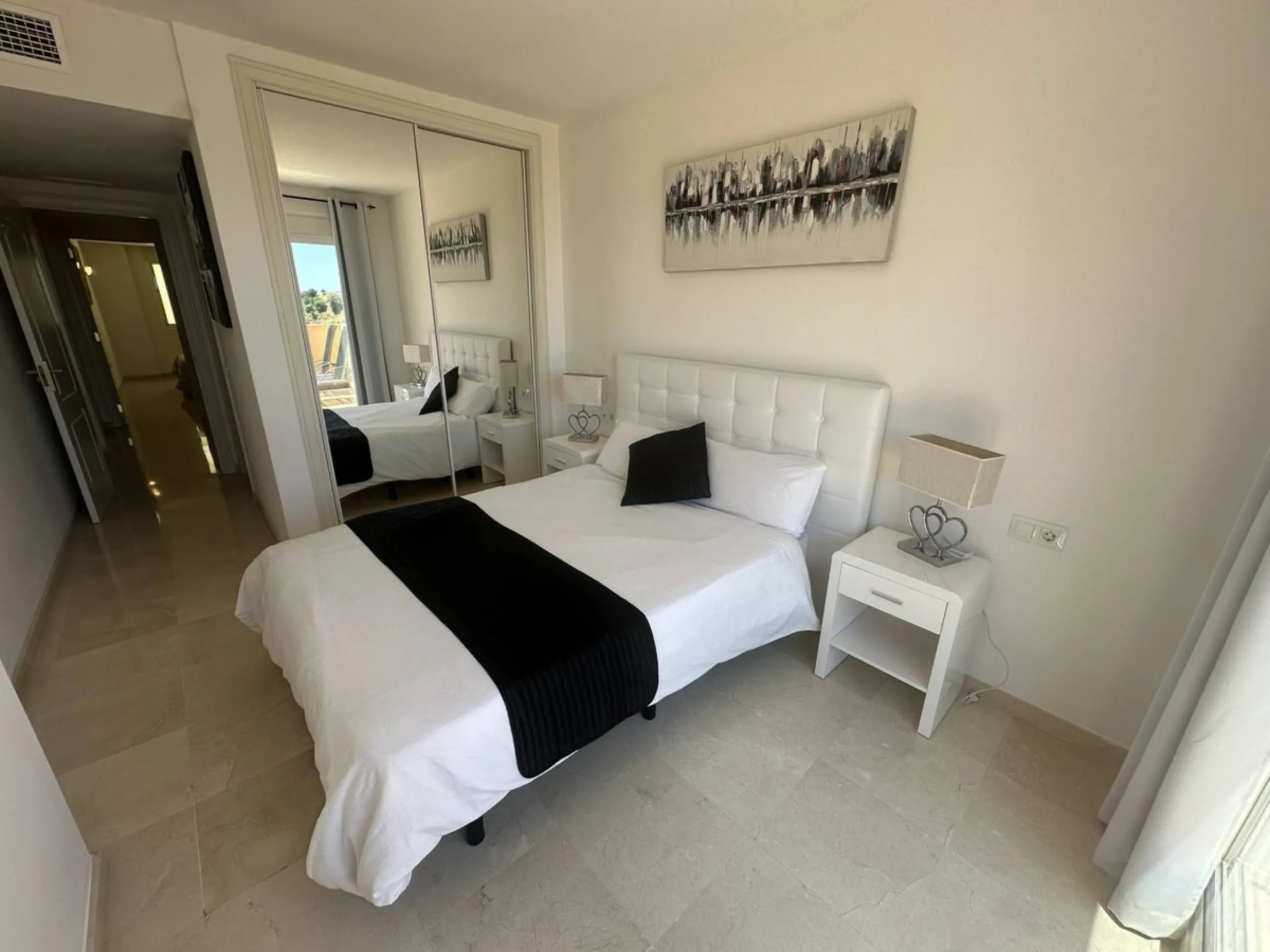 Atemberaubende 2-Zimmer-Wohnung mit Meerblick, privatem Tiefgaragenstellplatz und Abstellraum – Bellavista Hills 2, Calahonda – 349.000 €