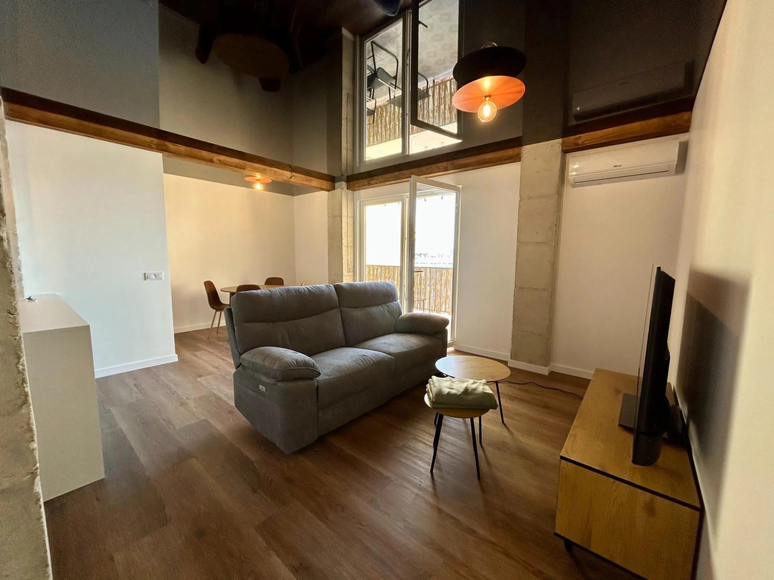 Apartment with designer renovation and direct sea views