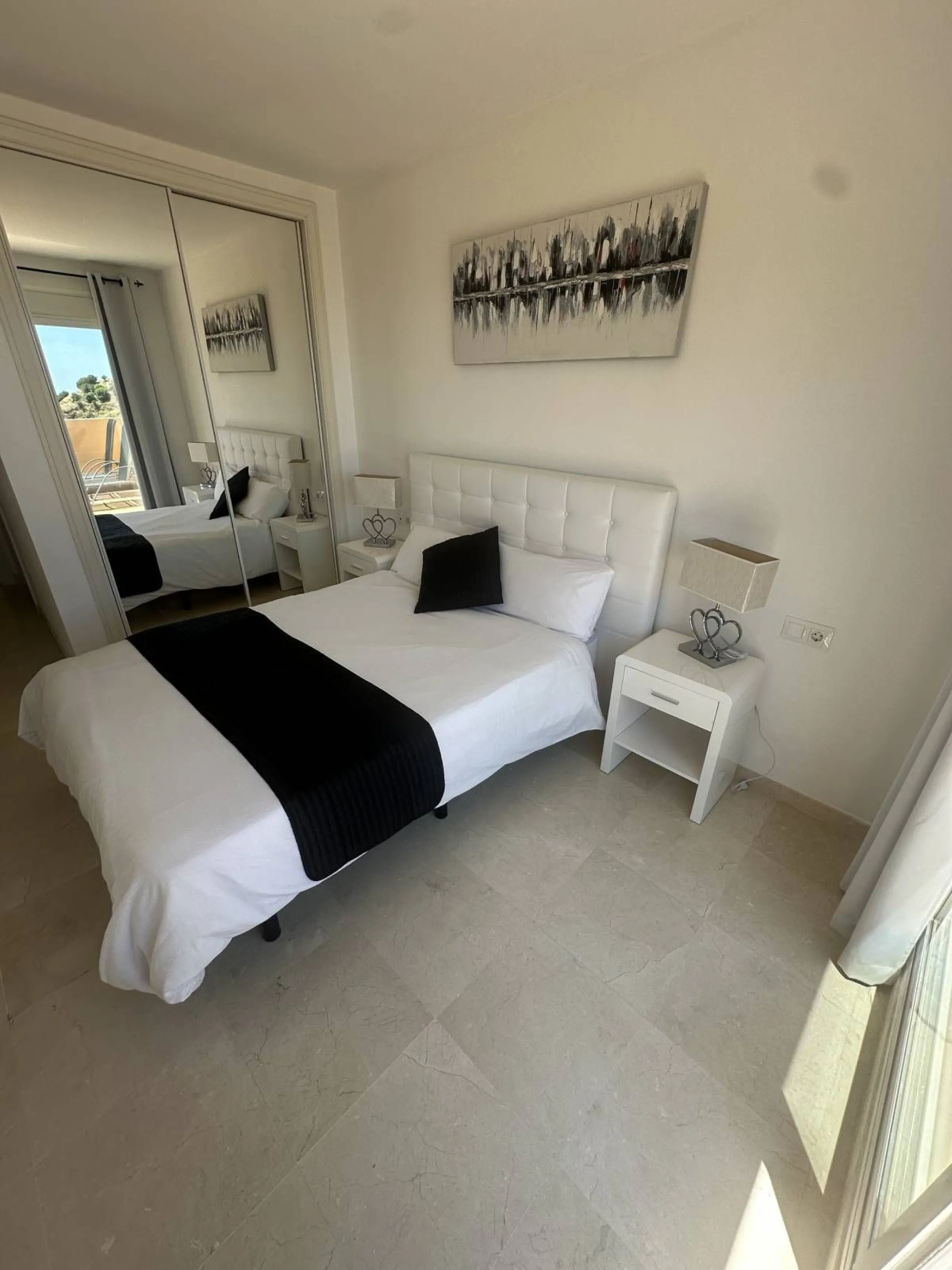 Atemberaubende 2-Zimmer-Wohnung mit Meerblick, privatem Tiefgaragenstellplatz und Abstellraum – Bellavista Hills 2, Calahonda – 349.000 €