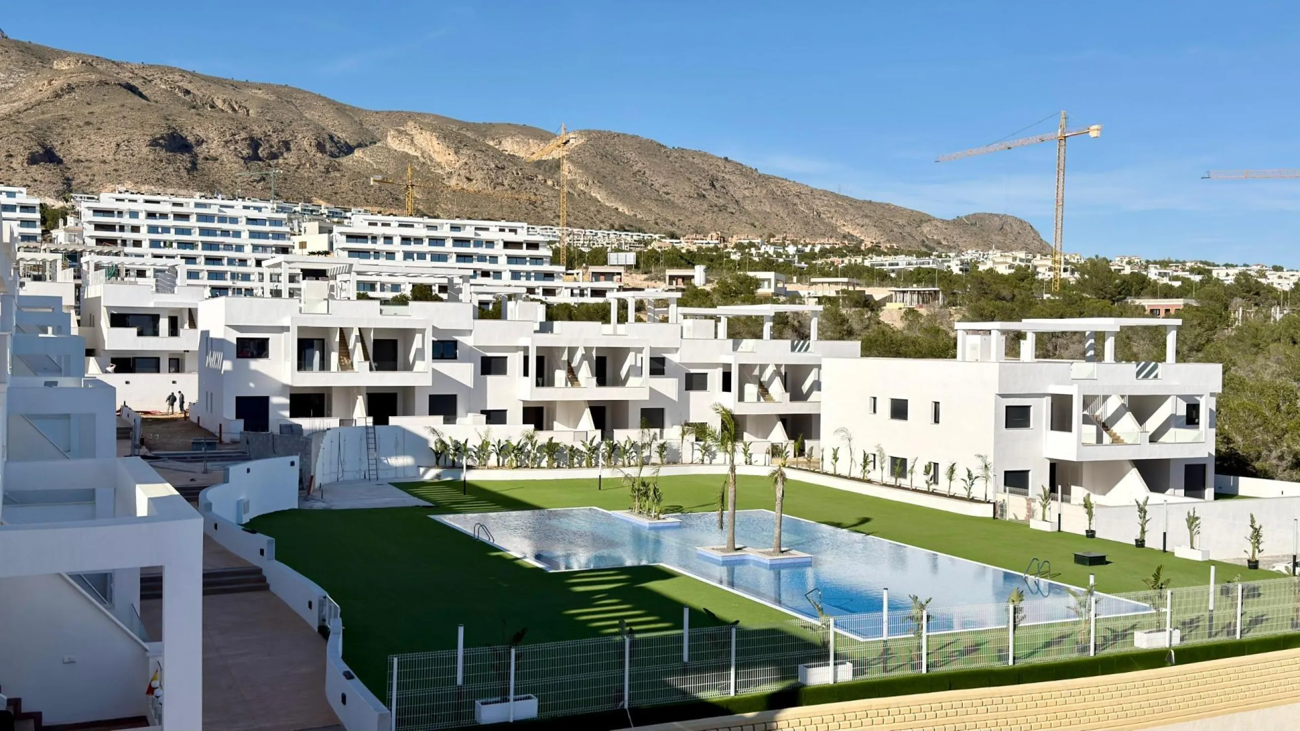 Penthouse de Élite en Mirador Hills Resort, Finestrat — ¡Vida en la Cima!