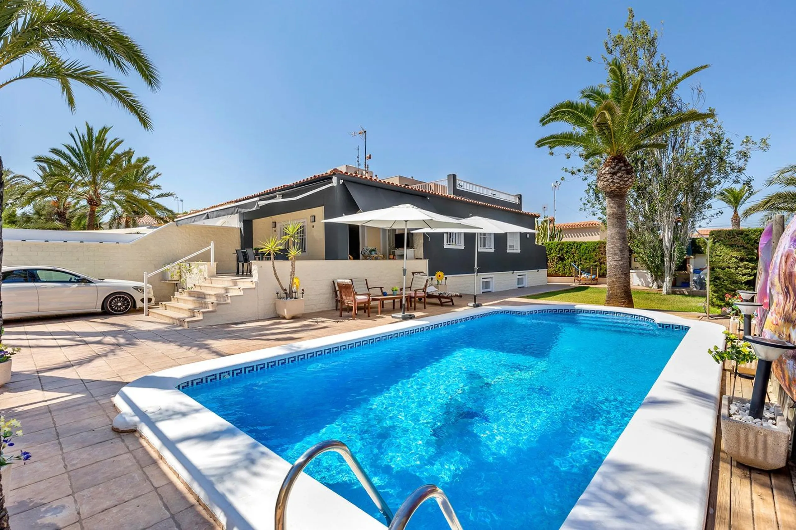 VILLA EN PUNTA PRIMA A 100 METROS DE PLAYA CON SUPERFICIE 212 M2. CON PARCELA DE 442 M2. CON PISCINA PRIVADA.