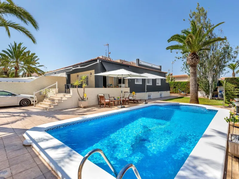 VILLA EN PUNTA PRIMA A 100 METROS DE PLAYA CON SUPERFICIE 212 M2. CON PARCELA DE 442 M2. CON PISCINA PRIVADA.