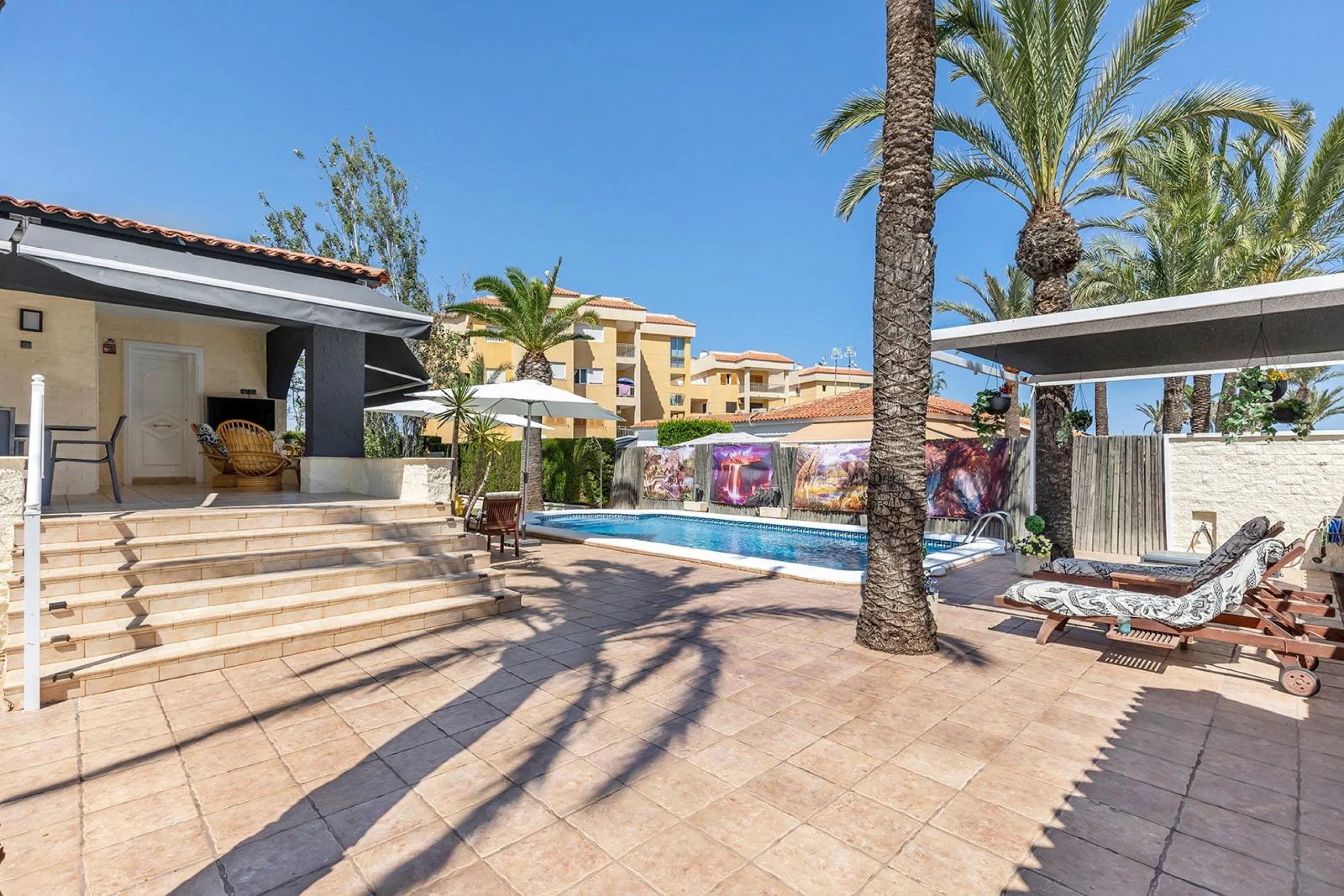 VILLA EN PUNTA PRIMA A 100 METROS DE PLAYA CON SUPERFICIE 212 M2. CON PARCELA DE 442 M2. CON PISCINA PRIVADA.